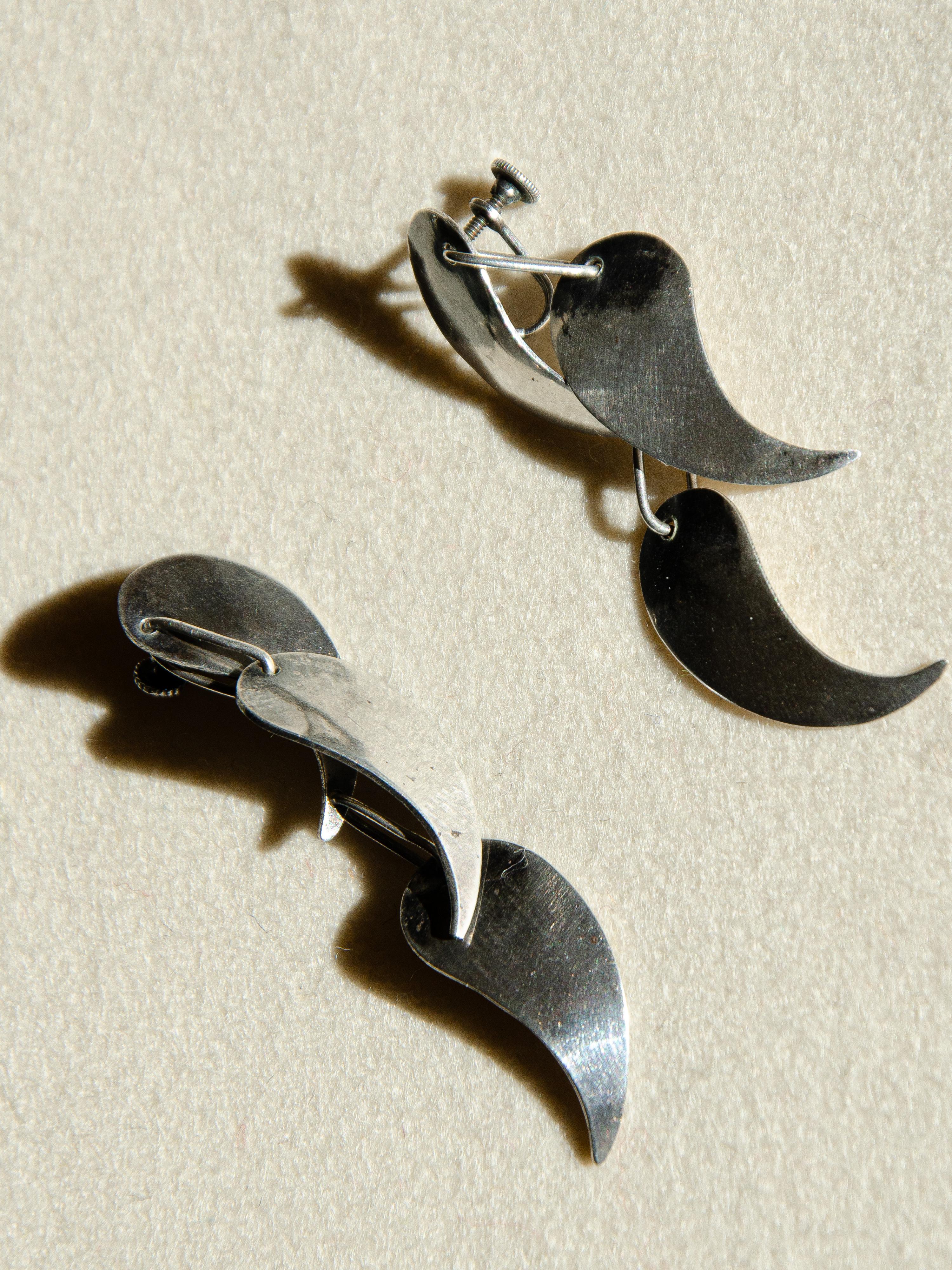 Exceptionnelles et rares boucles d'oreilles en argent sterling en forme de pétales, conçues par le bijoutier moderniste de Greenwich Village, Art Smith, dans les années 1950. Jewell est considéré comme l'un des maîtres joailliers du mouvement