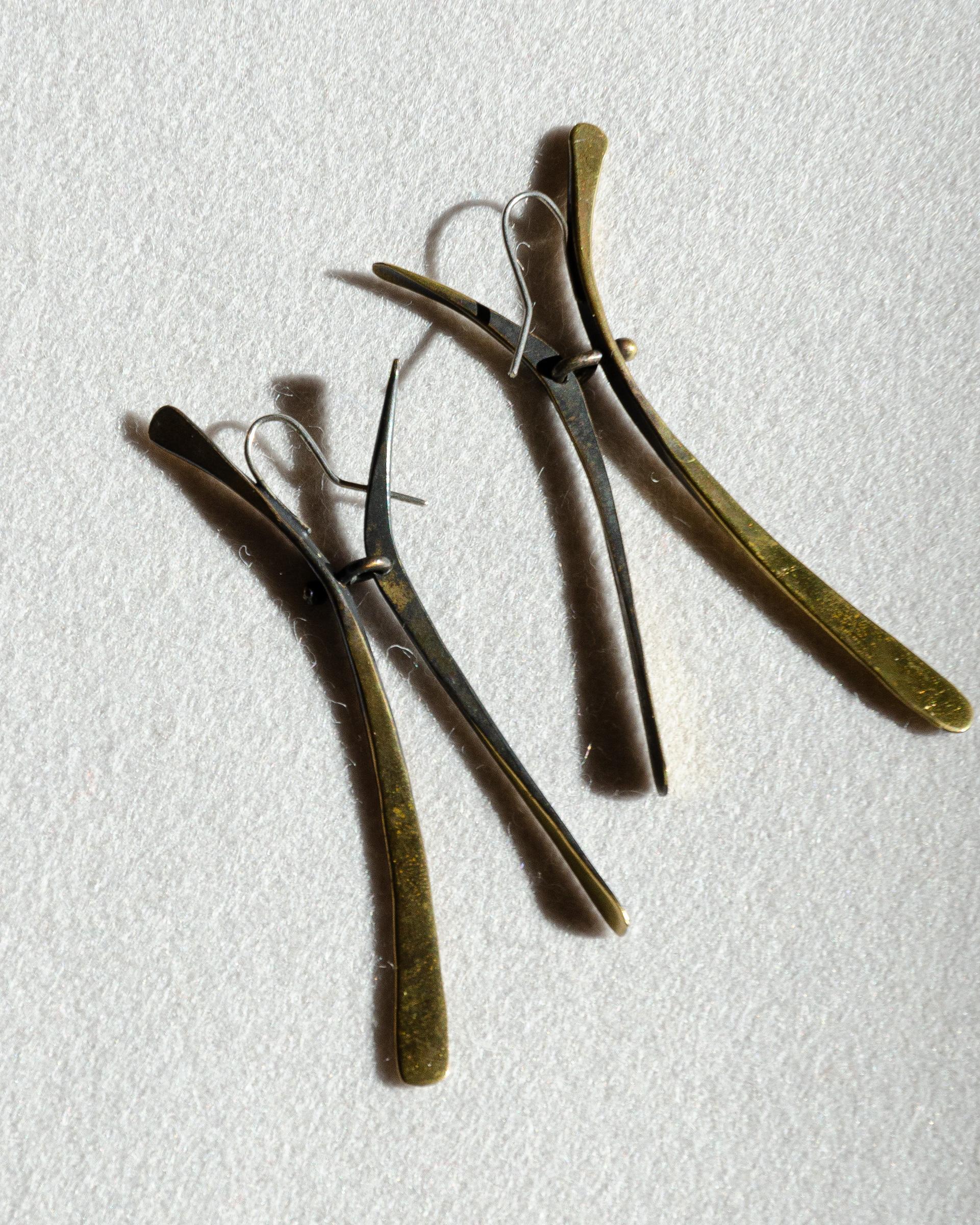 Exceptionnelle et paire de boucles d'oreilles cinétiques conçues par le bijoutier moderniste de Greenwich Village Art Smith dans les années 1950. Jewell est considéré comme l'un des maîtres joailliers du mouvement moderniste du milieu du XXe siècle.