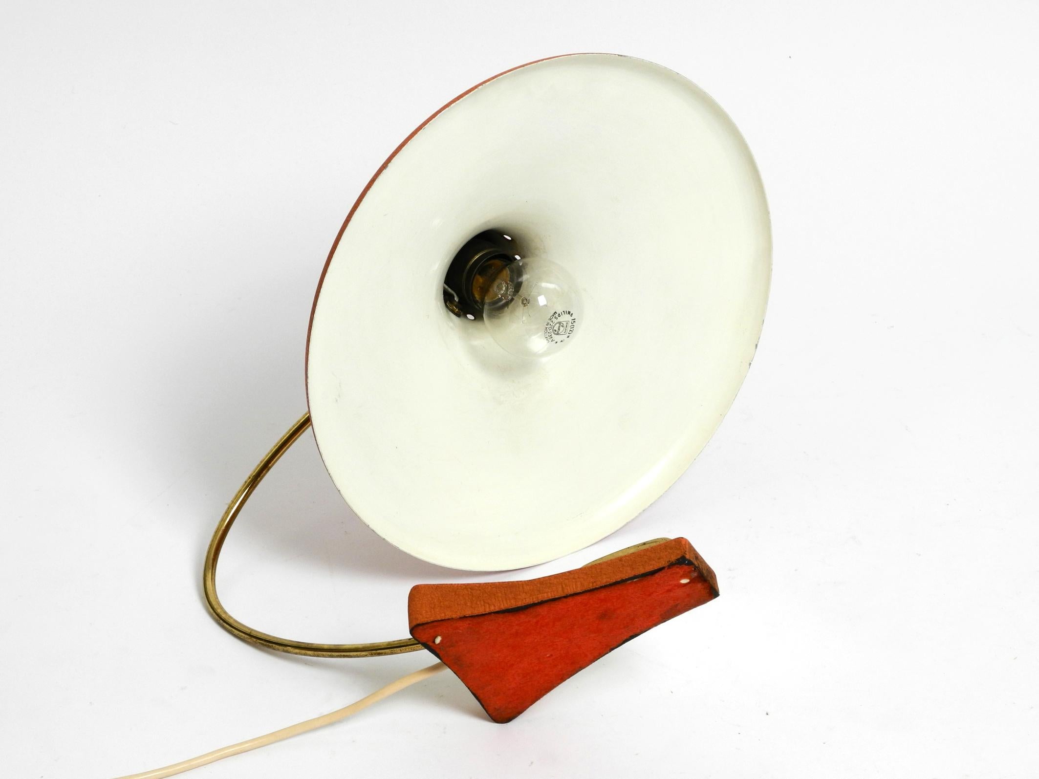 Rare Mid Century Modernist table lamp with red crinkle paint  lampshade Ø 32 cm For Sale 3