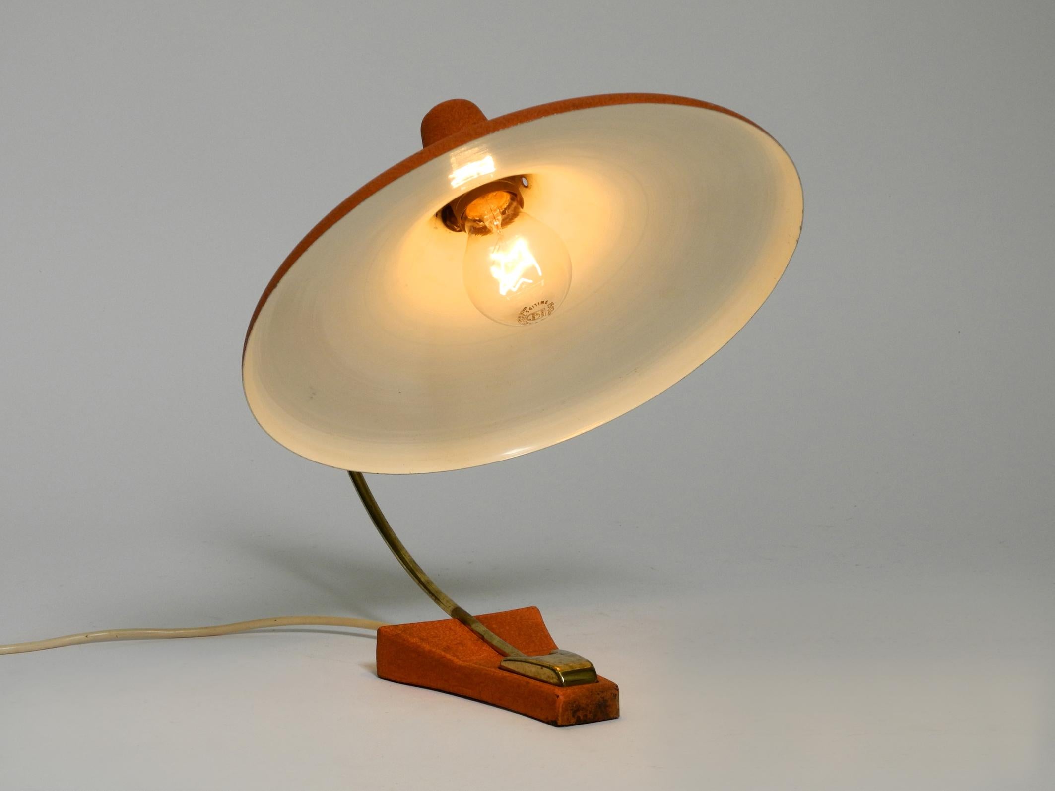 Rare Mid Century Modernist table lamp with red crinkle paint  lampshade Ø 32 cm In Good Condition For Sale In München, DE