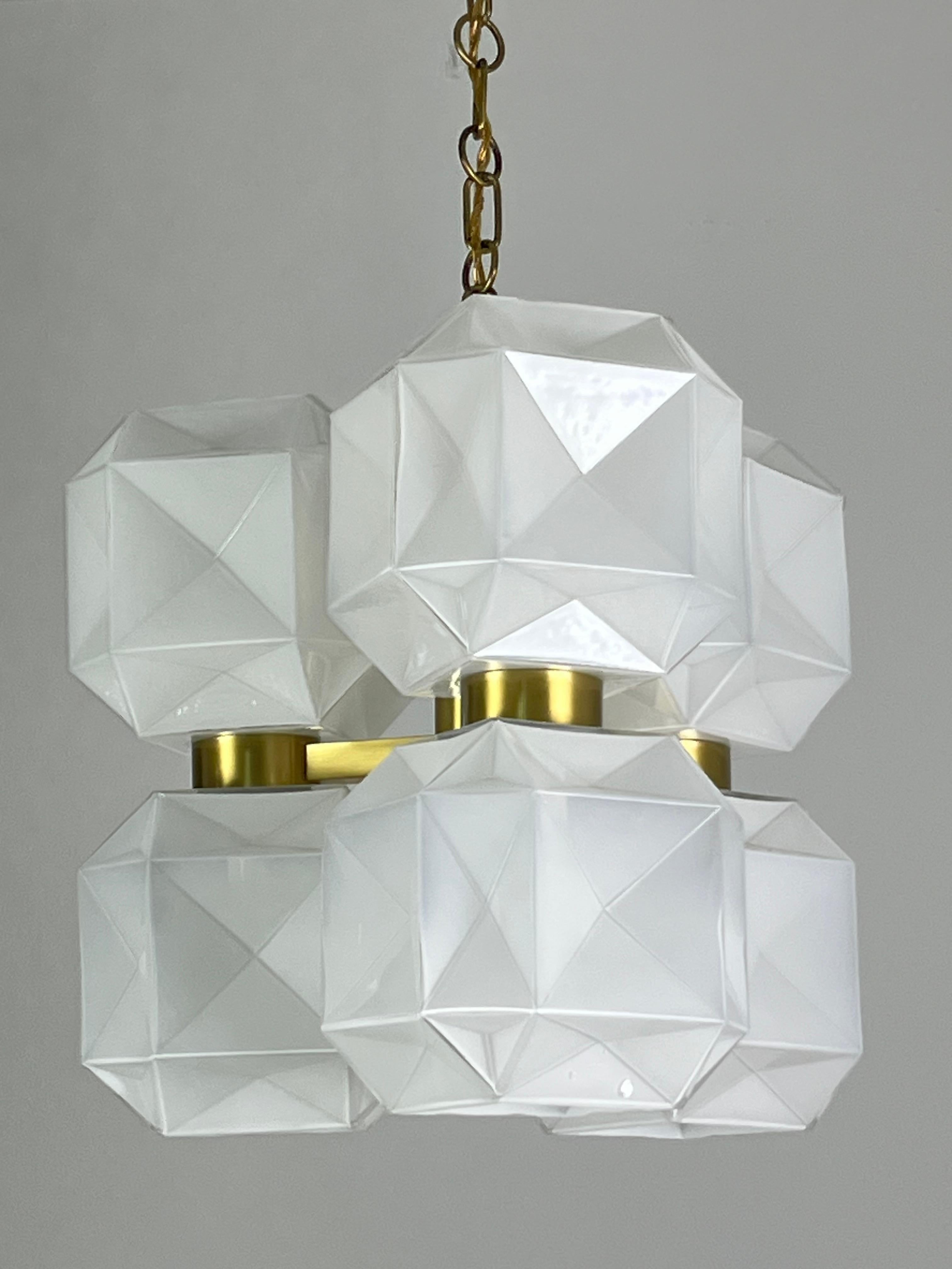 Raro lampadario di metà secolo in vetro di Murano e metallo dorato, anni '60
Vetro intatto, lampade E14.
Buone condizioni.
Altezza 43 cm (106 cm incluso il cavo fino al soffitto).
Diametro 43 cm.