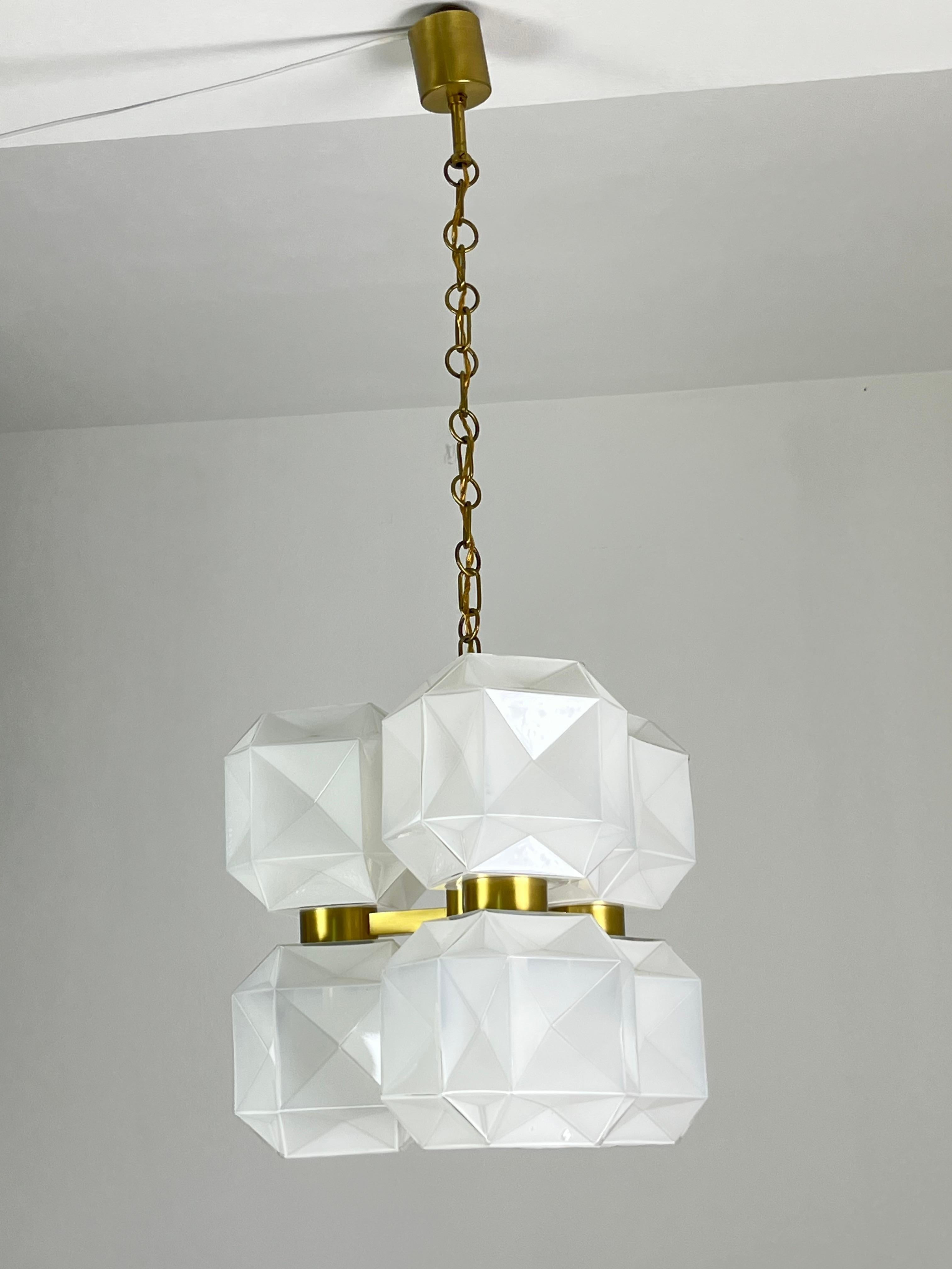 Italiano Raro lampadario di metà secolo in vetro di Murano e metallo dorato, anni '60 in vendita