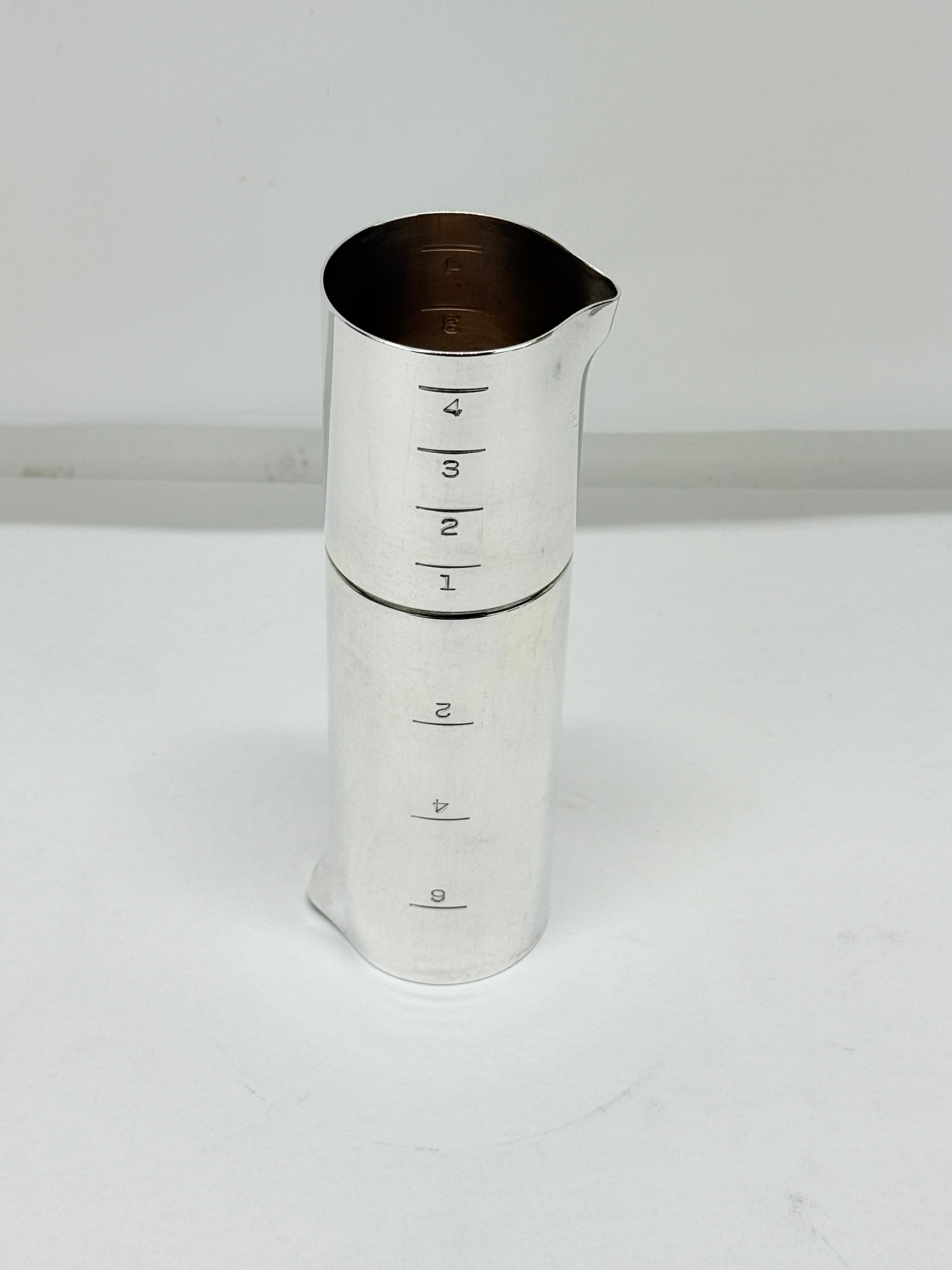 Silver-plated cocktail measuring jigger by Napier, mid-20th century. This elegantly designed jigger showcases the iconic streamlined style associated with Napier's barware, a hallmark of mid-century American design. Constructed from silver plate,