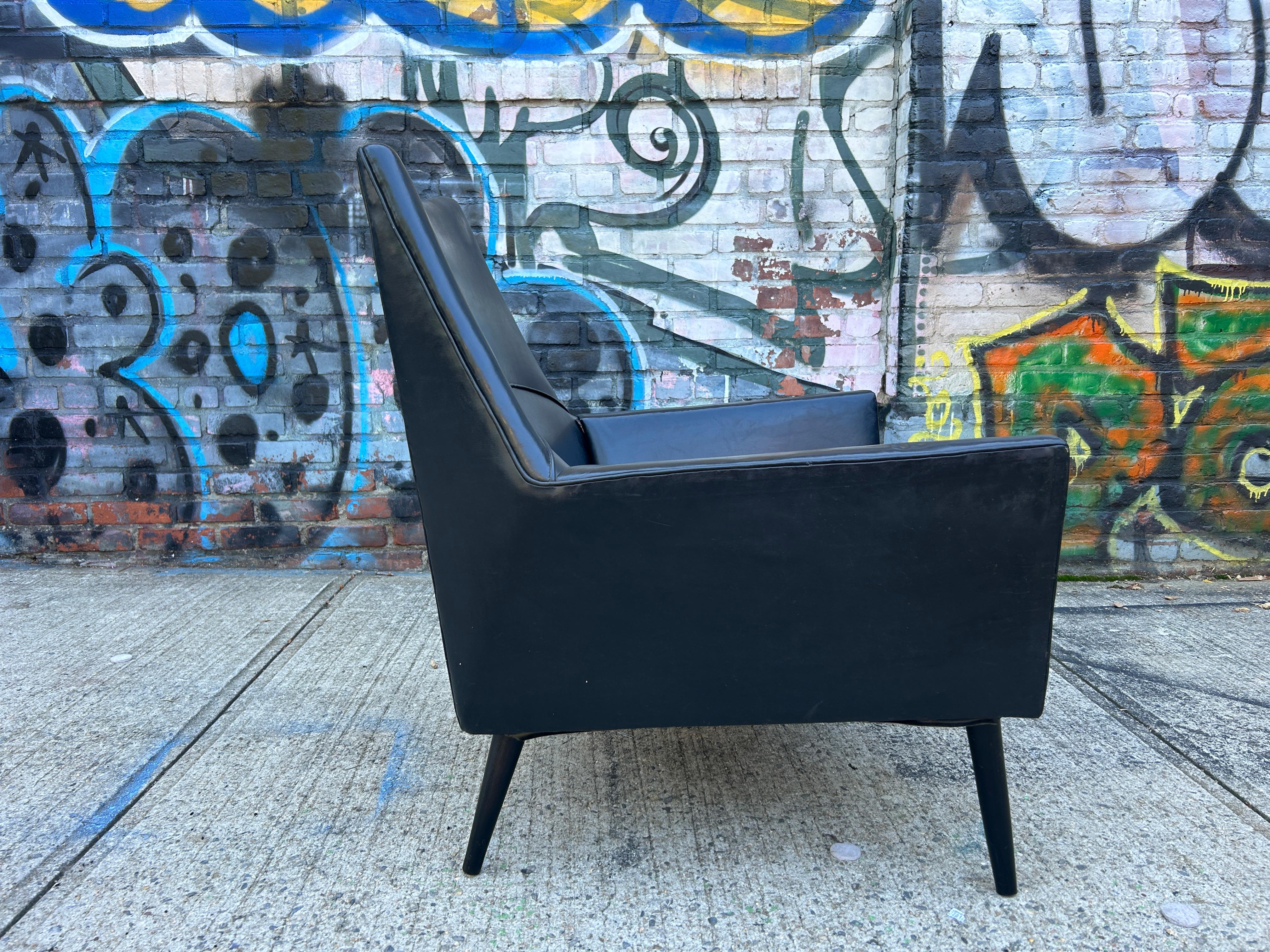 Seltene Mitte des Jahrhunderts Paul Mccobb alle schwarz original Squirm niedrigen geometrischen Lounge-Sessel. Alle originalen schwarzen Naugahyde-Polsterungen über Holzrahmen. Erstaunliches geometrisches Design, tolle Linien. Entworfen von dem