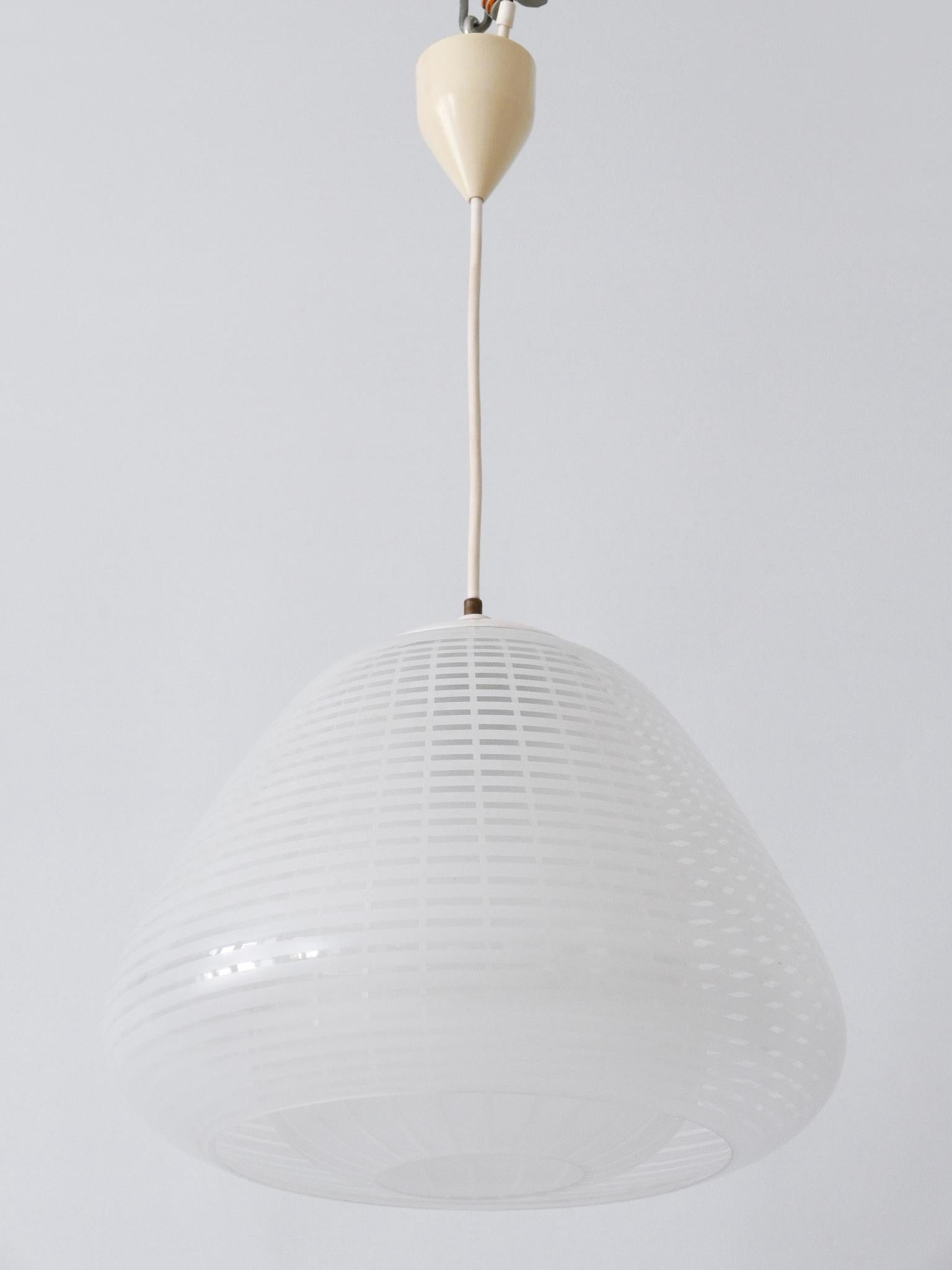 Rare, elegant and highly decorative Mid-Century Modern pendant lamp or hanging light. Model München / Munich. Designed by Wilhelm Wagenfeld in 1952. Manufactured by Peill & Putzler, Düren, Germany, 1950s.

Executed in clear glass with enameled