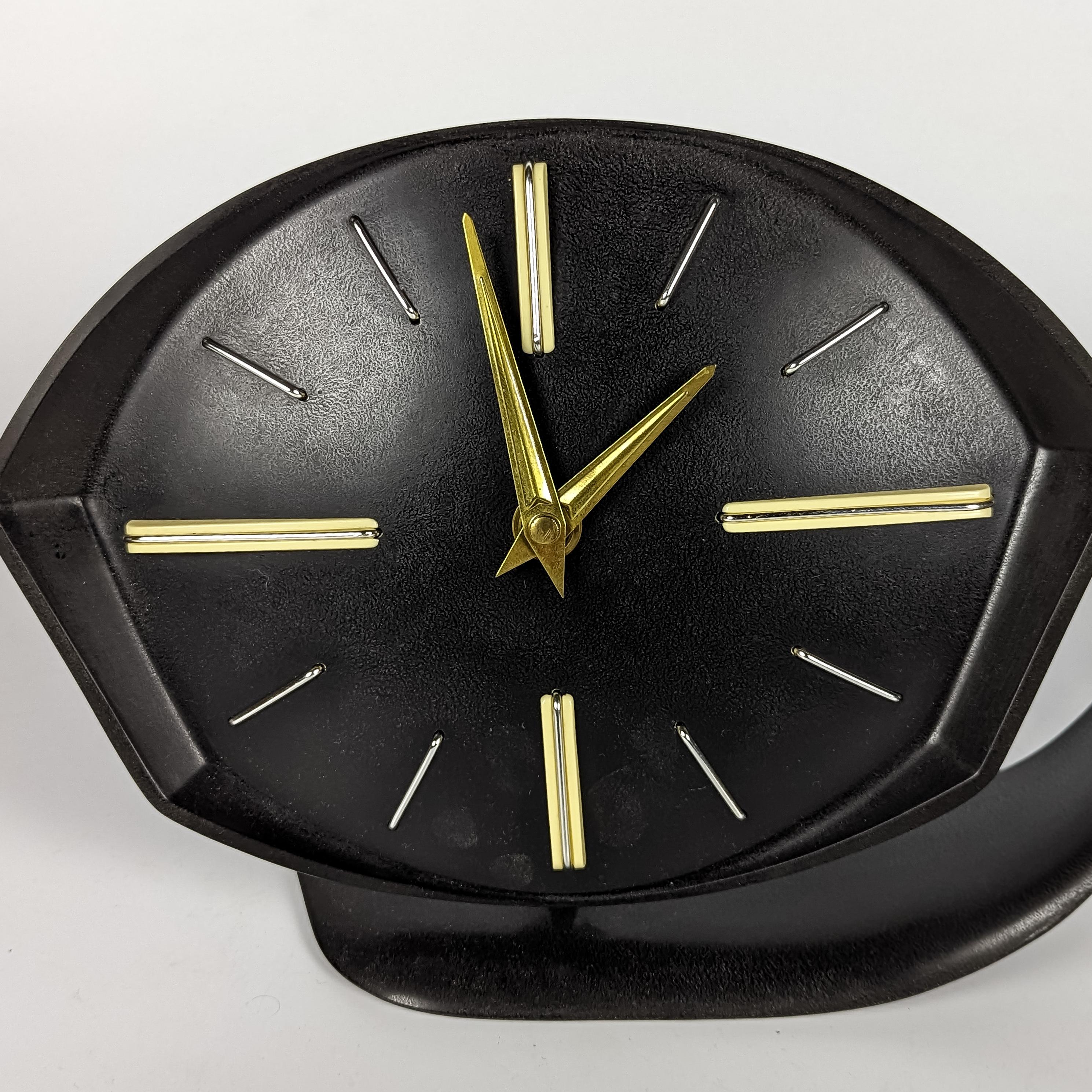 Milieu du XXe siècle Rare horloge de table ou murale en bakélite PRIM Clocks du milieu du siècle dernier en vente