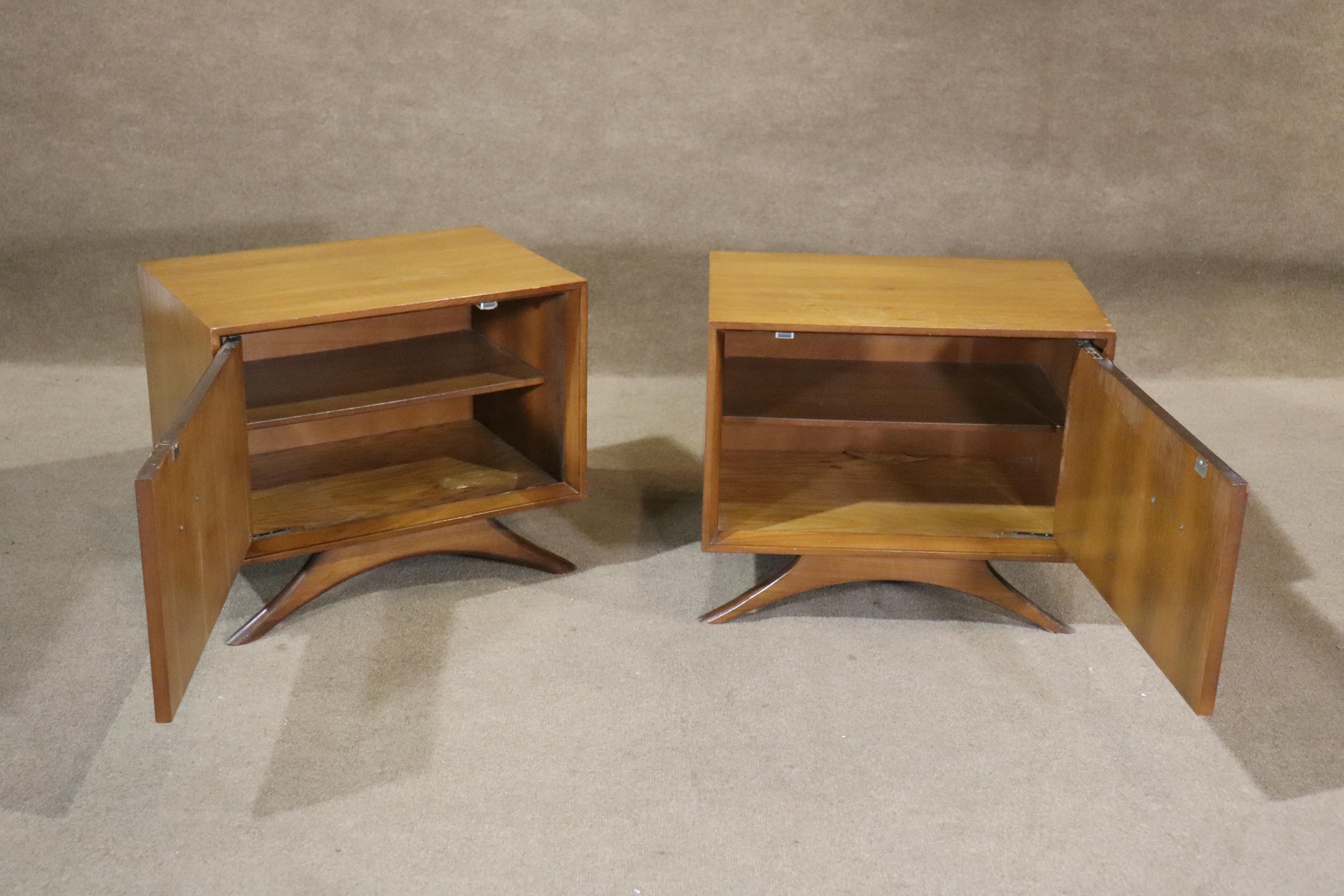 Dieses außergewöhnliche Nachttischpaar ist von Vladimir Kagans skulpturaler Möbelästhetik beeinflusst. Rahmen aus Nussbaumholz auf dramatischen Holzsockeln. Ideal für die Aufbewahrung im Wohn- oder Schlafzimmer.
Bitte bestätigen Sie den Standort NY