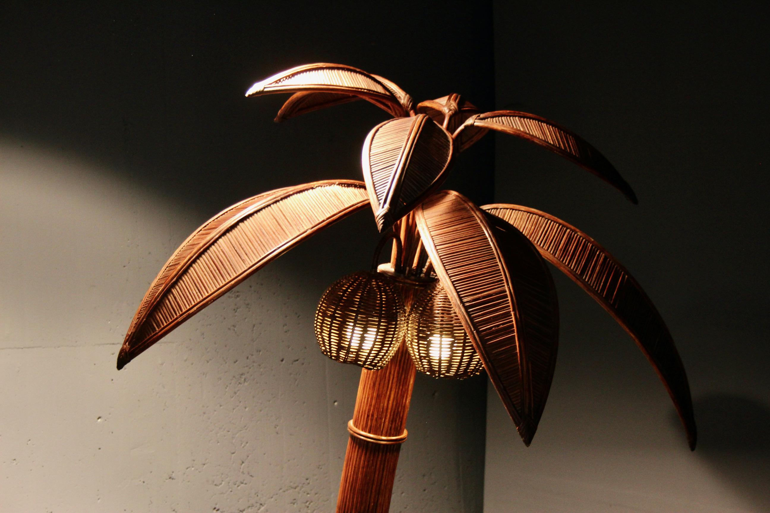 RARE Mid-century Sculptural Rattan Palm Tree floor Lamp, Mario Torres Lopez In Good Condition For Sale In grand Lancy, CH