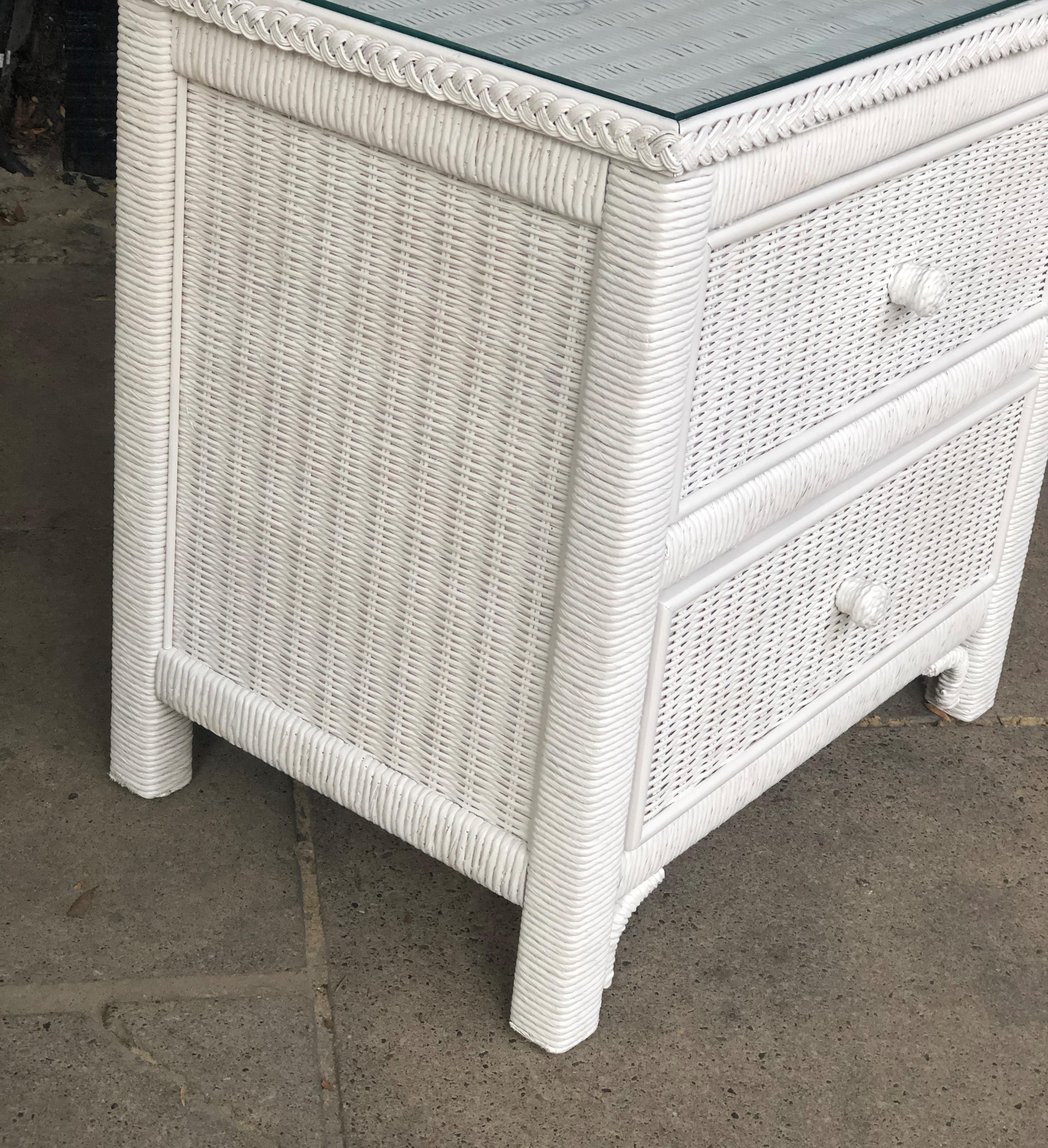 Henry Link Set of White Wicker Bedroom Furniture, Nightstands, Mirror 1980s In Good Condition For Sale In Richmond, Surrey