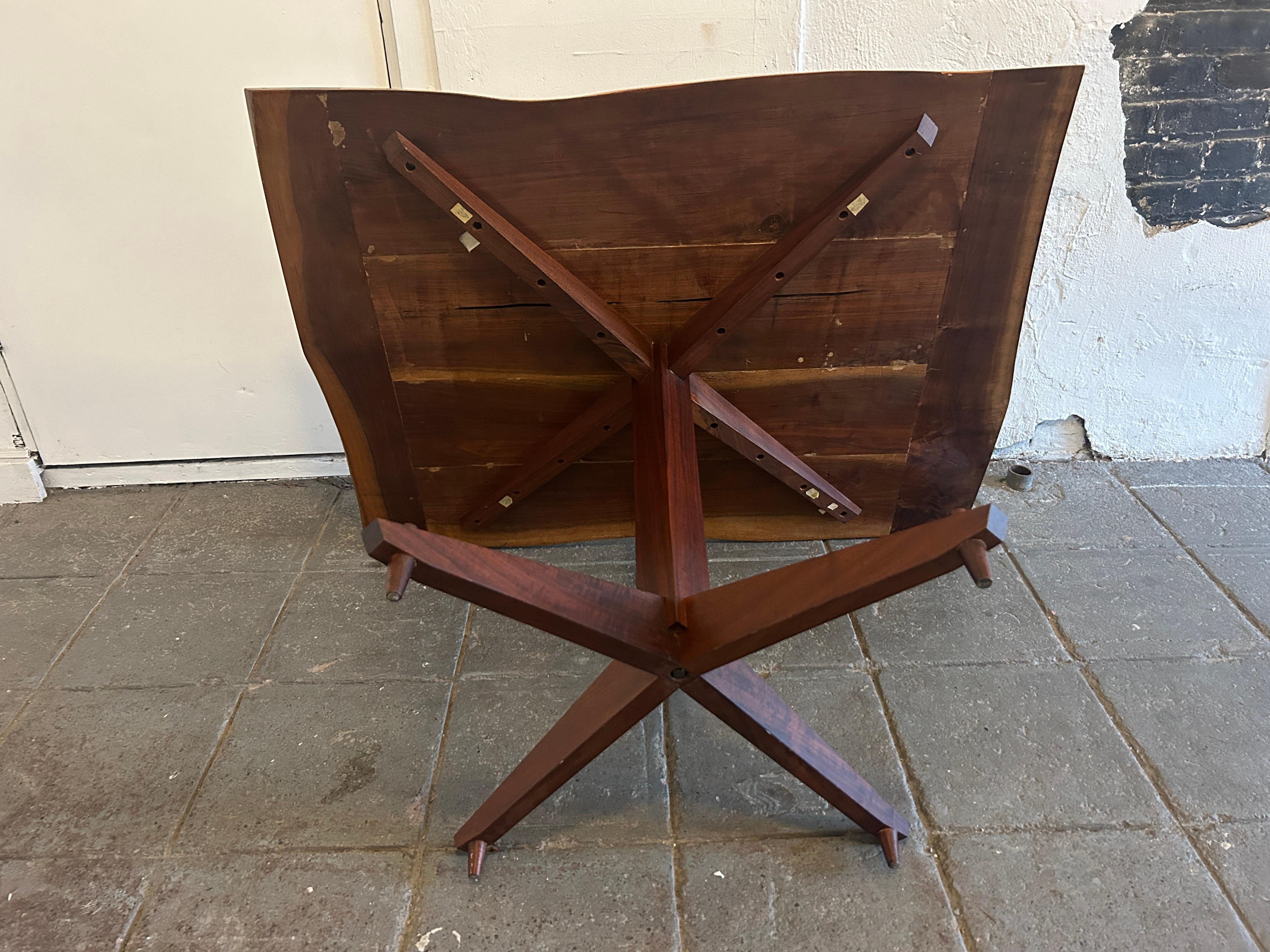Rare Mid Century Studio Craft Sculptural Walnut Dining table by James Martin en vente 2