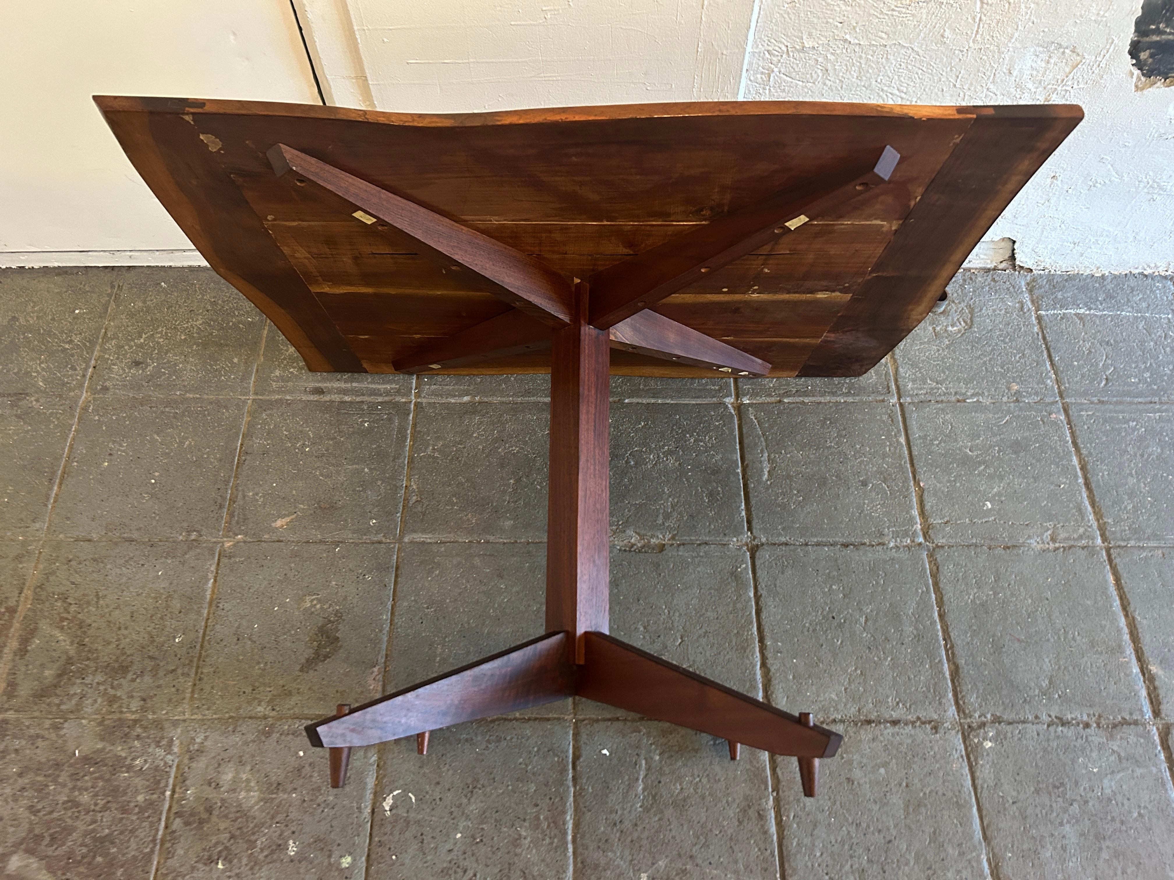 Rare Mid Century Studio Craft Sculptural Walnut Dining table by James Martin en vente 5