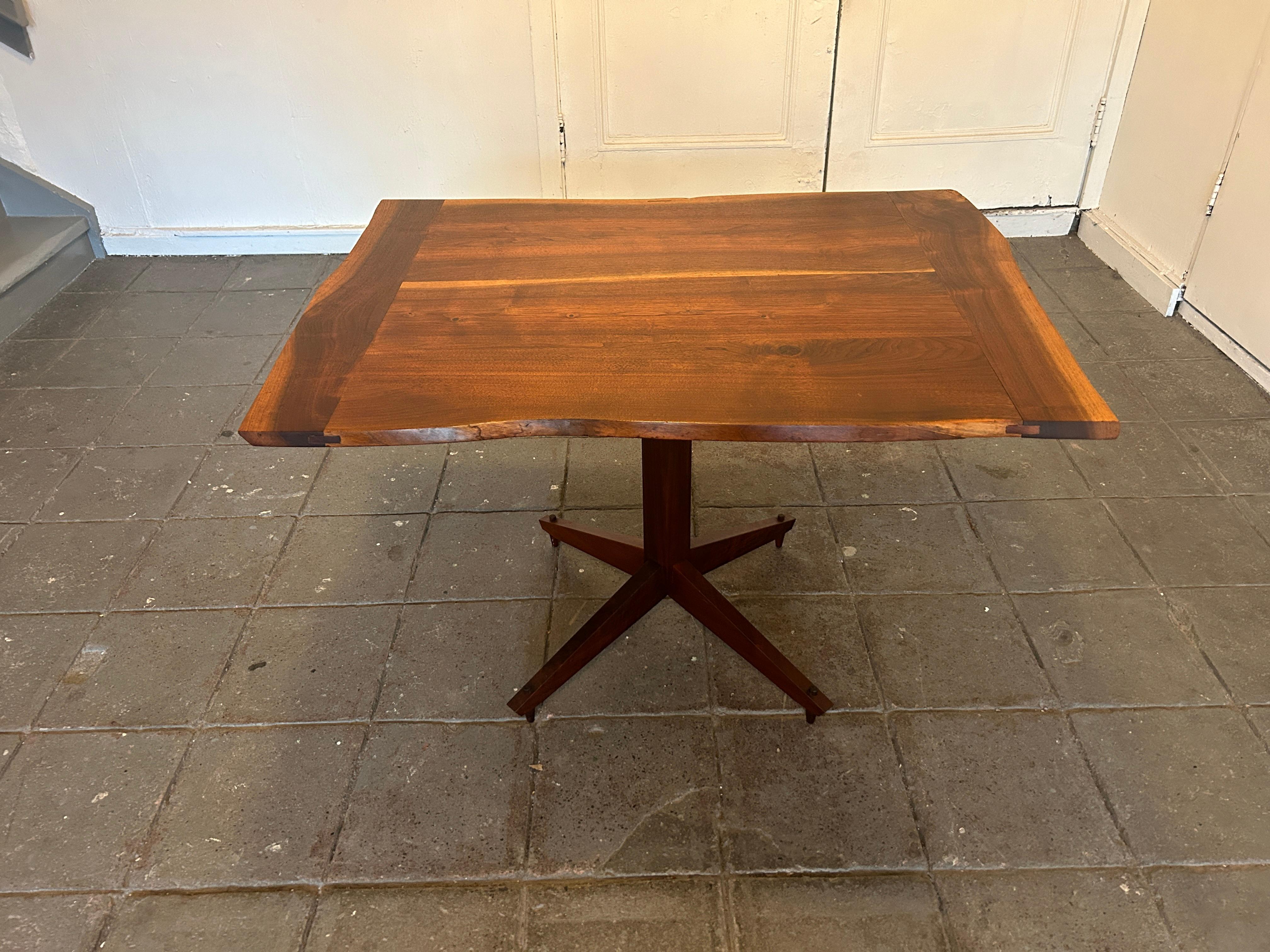 Rare table de salle à manger ou bureau en noyer à bord vif de l'artisanat de studio du milieu du siècle par James Martin. Fabriqué à la main aux États-Unis - New Hope, PA. Tout en bois massif de noyer noir américain. James Martin a travaillé avec