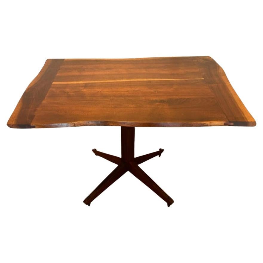 Raro tavolo da pranzo o scrivania in noce con bordo vivo dello Studio A di James Martin, risalente alla metà del secolo scorso. Realizzato a mano negli Stati Uniti - New Hope, PA. Tutto in legno massiccio di noce nero americano. James Martin ha