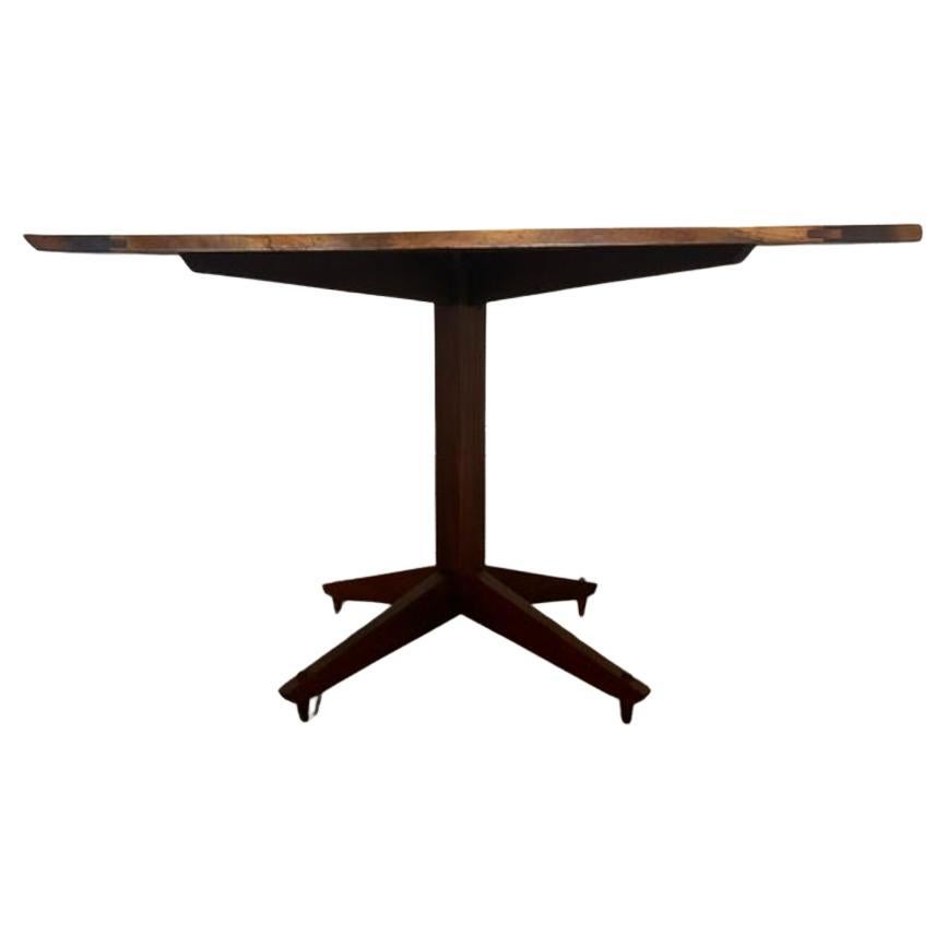 Mid-Century moderno Raro tavolo da pranzo scultoreo in legno di noce di James Martin, risalente alla metà del secolo scorso. in vendita