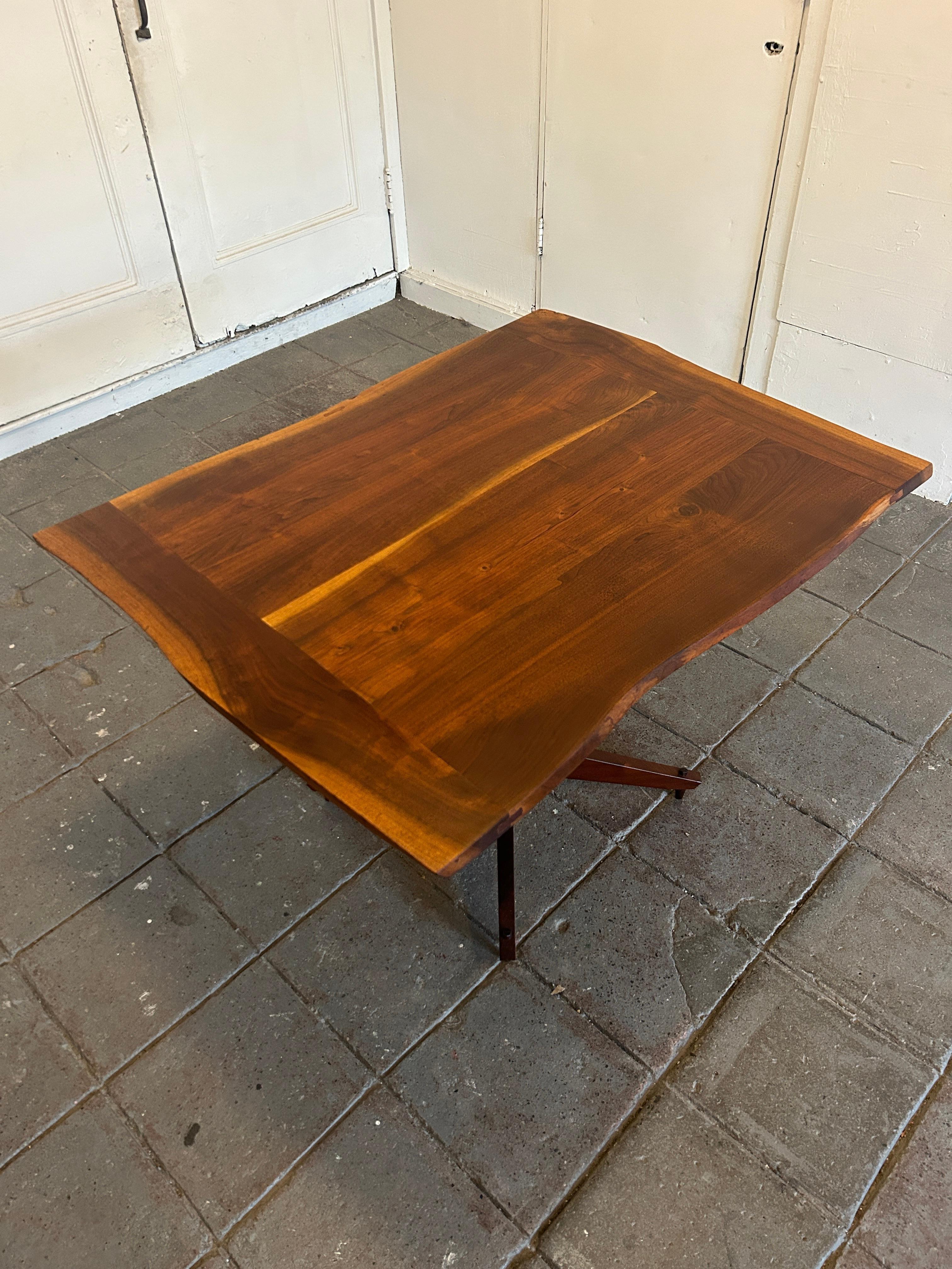 Américain Rare Mid Century Studio Craft Sculptural Walnut Dining table by James Martin en vente