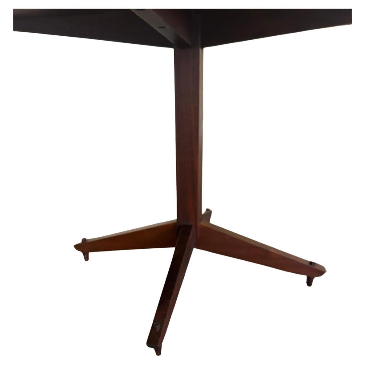 Americano Raro tavolo da pranzo scultoreo in legno di noce di James Martin, risalente alla metà del secolo scorso. in vendita