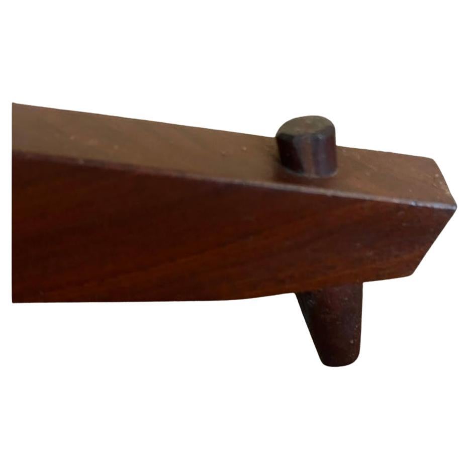 Falegnameria Raro tavolo da pranzo scultoreo in legno di noce di James Martin, risalente alla metà del secolo scorso. in vendita