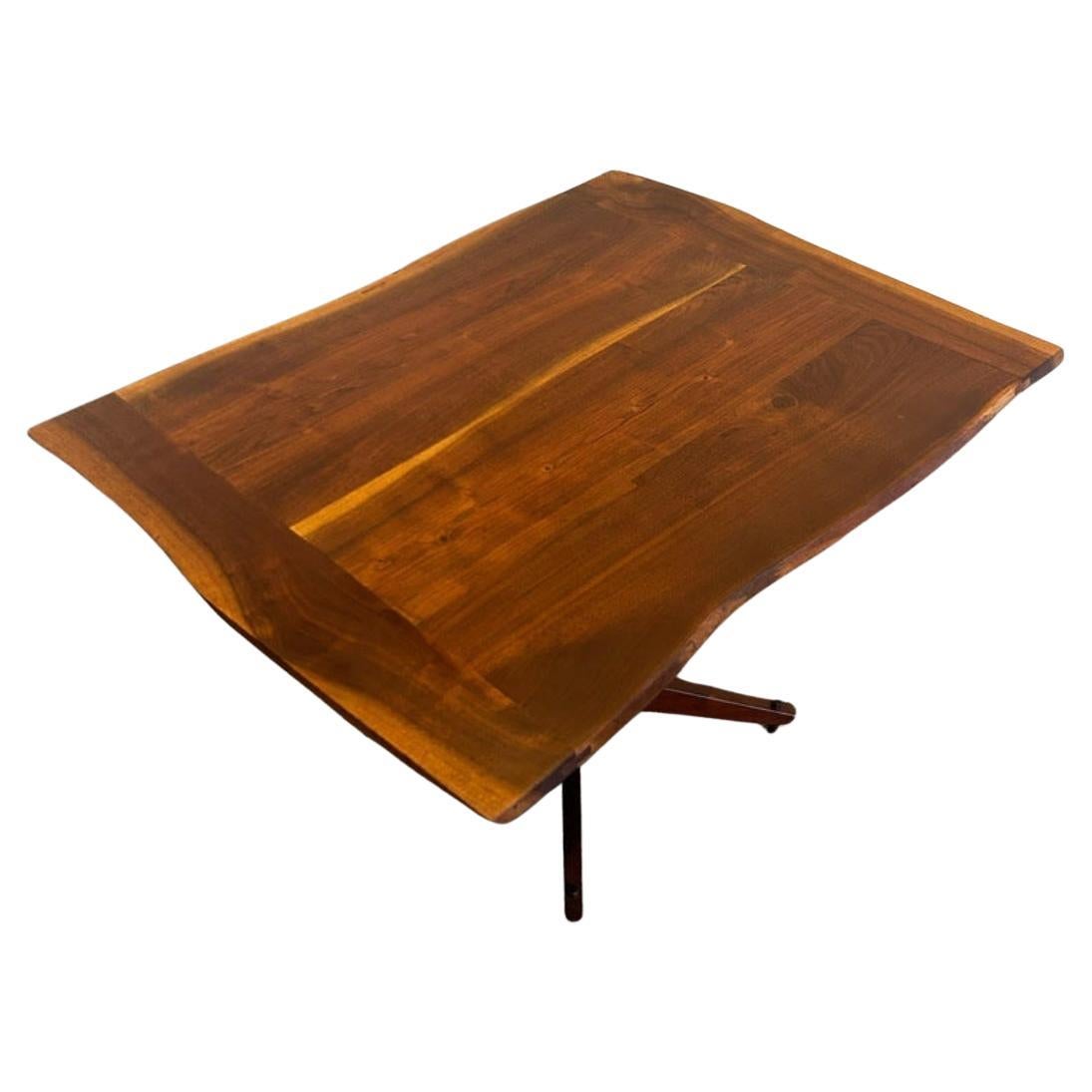 Raro tavolo da pranzo scultoreo in legno di noce di James Martin, risalente alla metà del secolo scorso. In condizioni buone in vendita a Brooklyn, NY