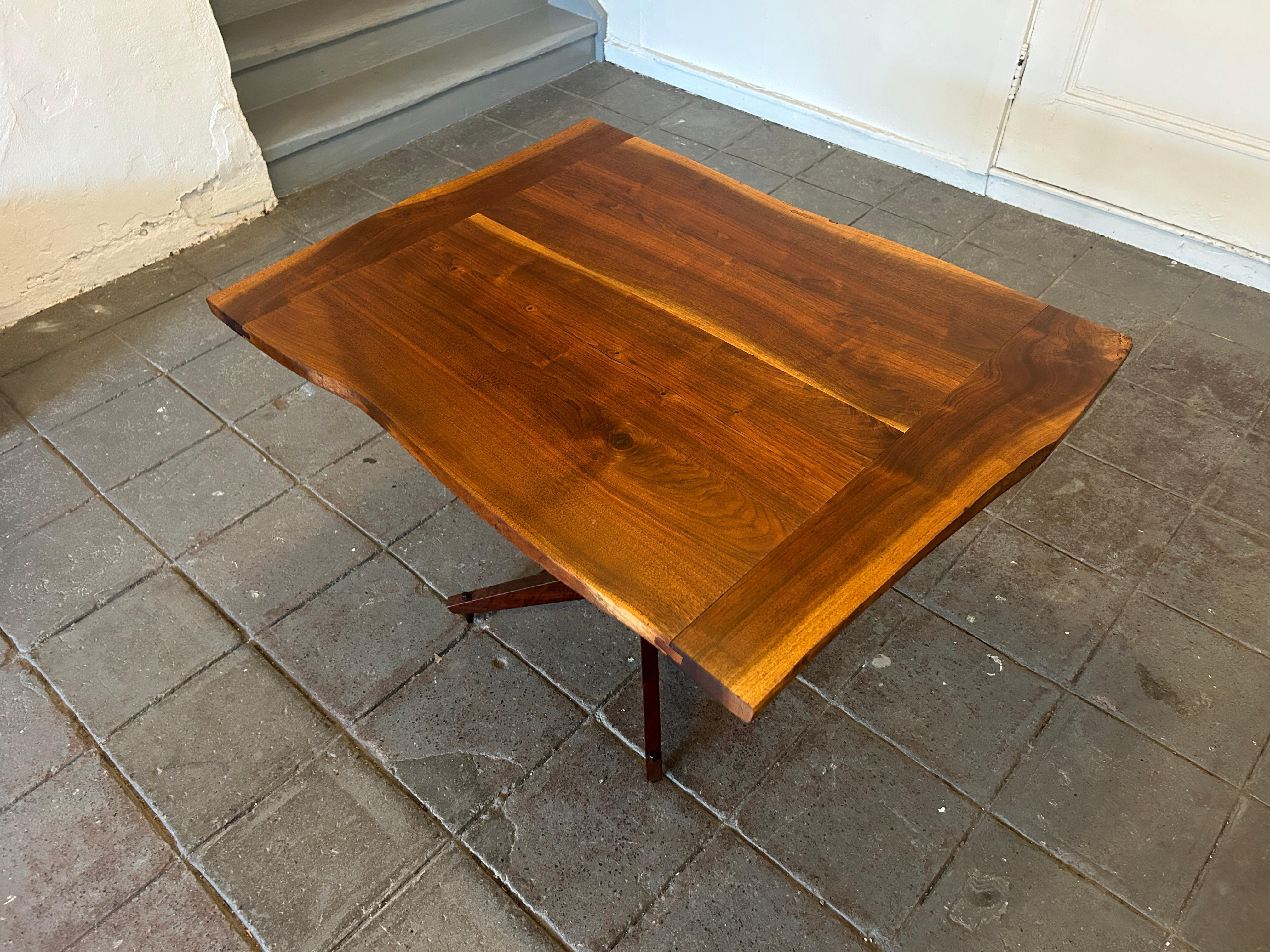 Fin du 20e siècle Rare Mid Century Studio Craft Sculptural Walnut Dining table by James Martin en vente
