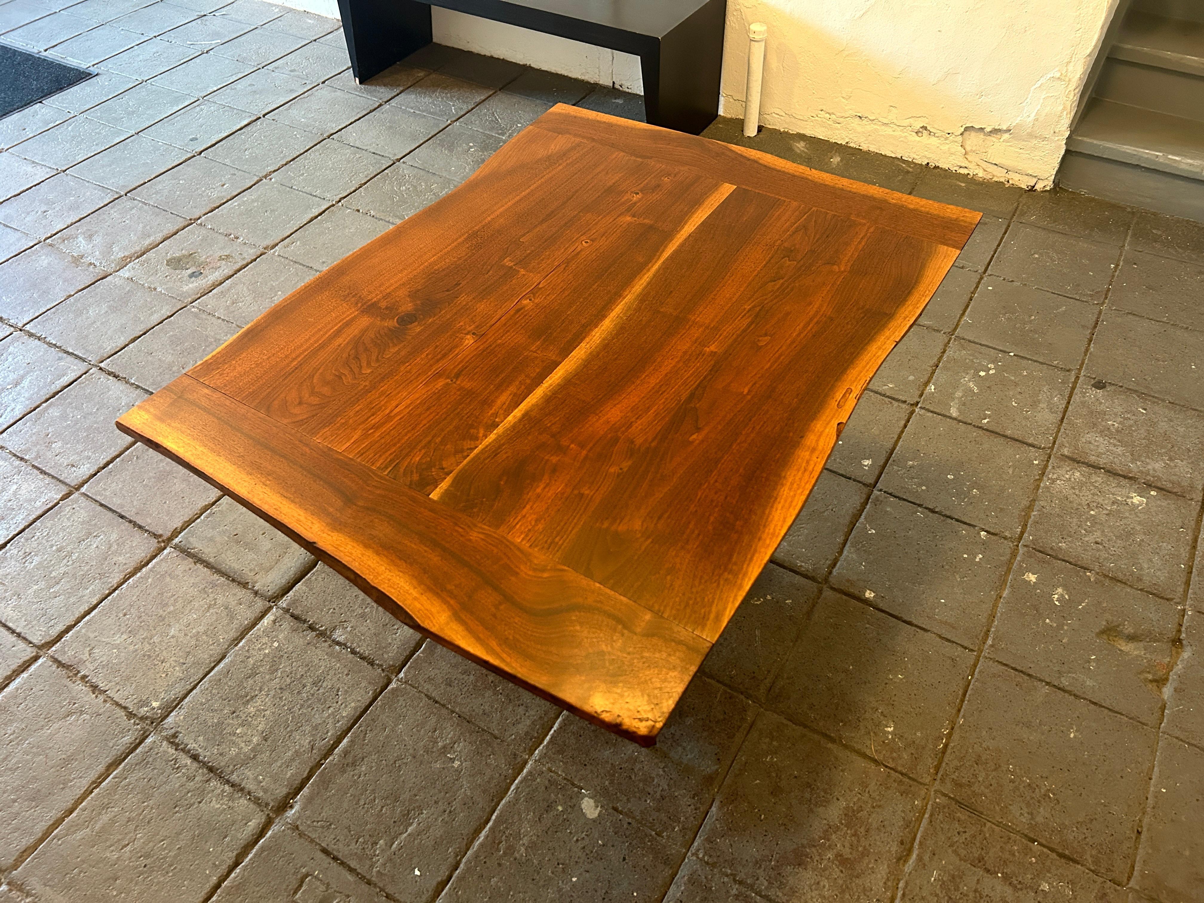 Noyer Rare Mid Century Studio Craft Sculptural Walnut Dining table by James Martin en vente