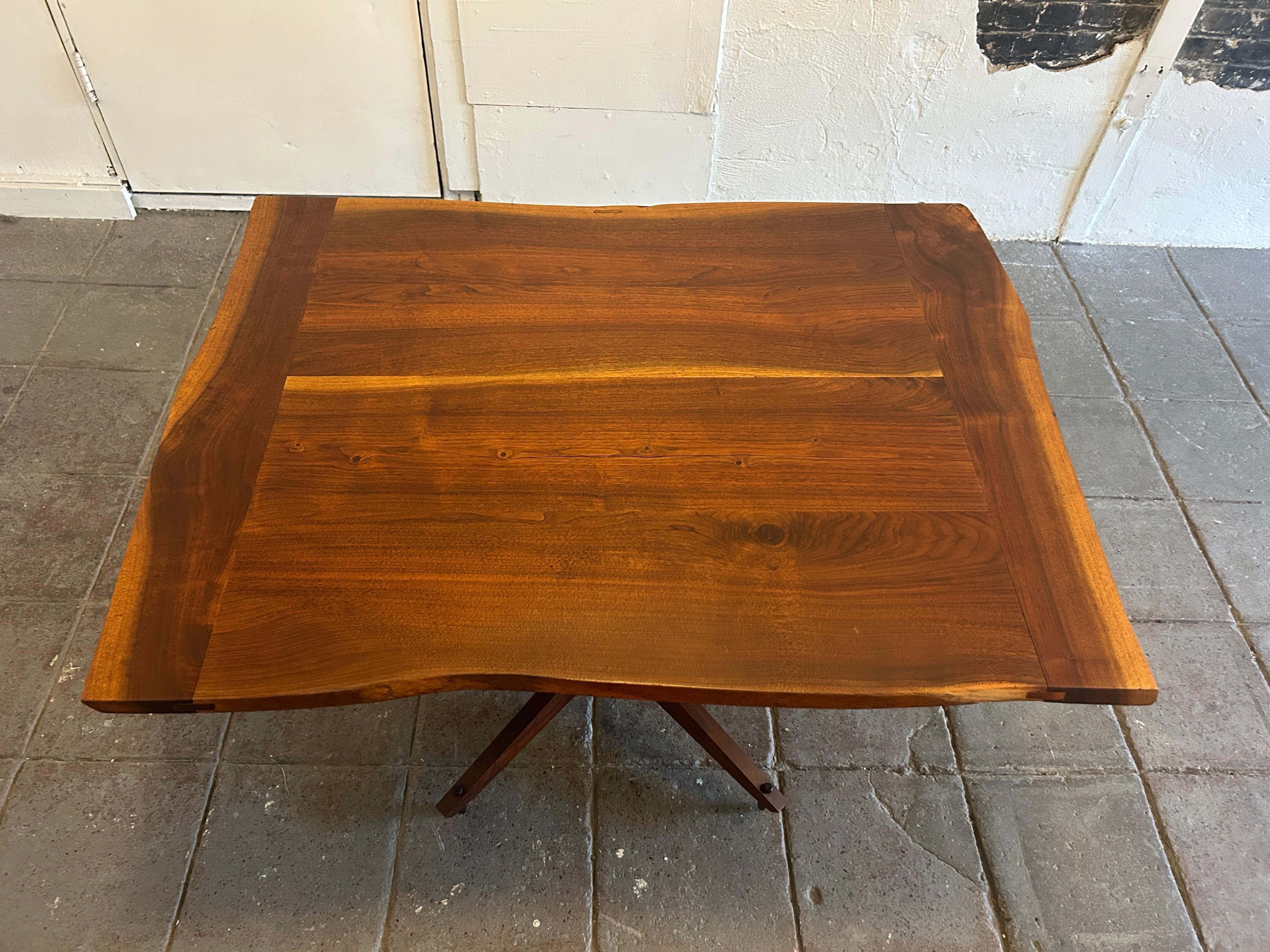 Rare Mid Century Studio Craft Sculptural Walnut Dining table by James Martin en vente 1