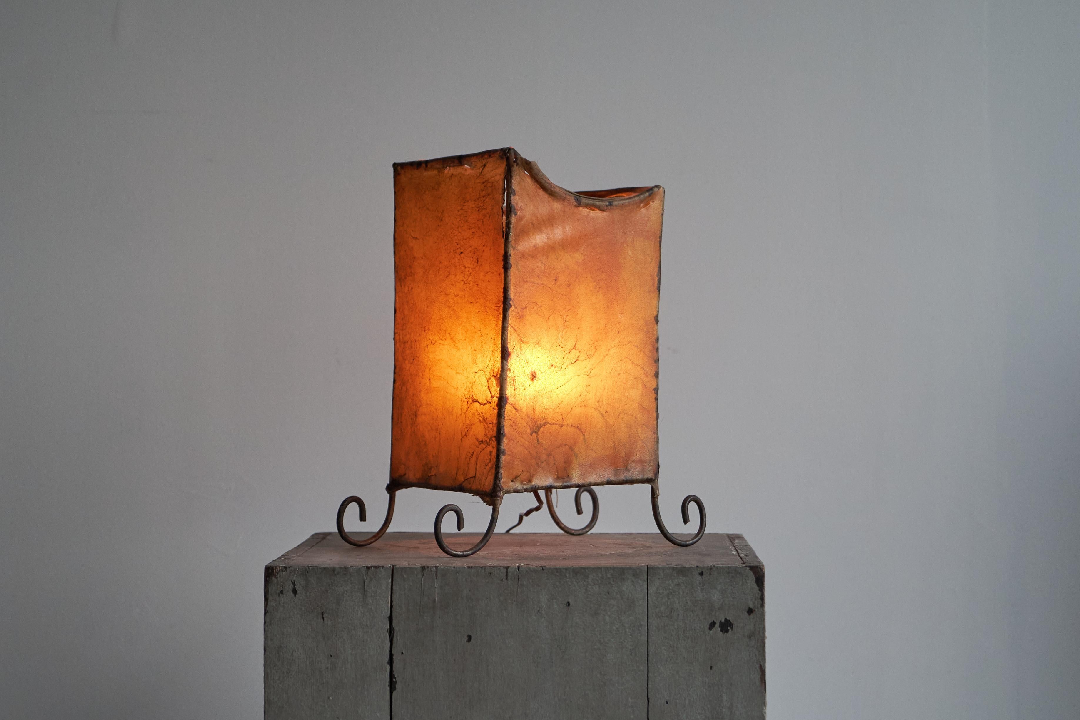 Lámpara de sobremesa de mediados del siglo XX en piel de cabra y hierro forjado, Congo, años 50.

Se trata de una lámpara de mesa muy especial y rara de piel de cabra y hierro forjado fabricada en el Congo, África. Mediados del siglo XX - traída a