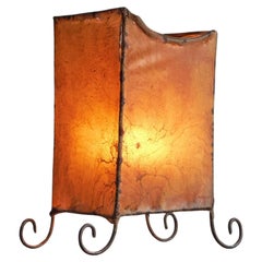 Rare lampe de table du milieu du siècle en peau de chèvre et fer forgé, années 1950