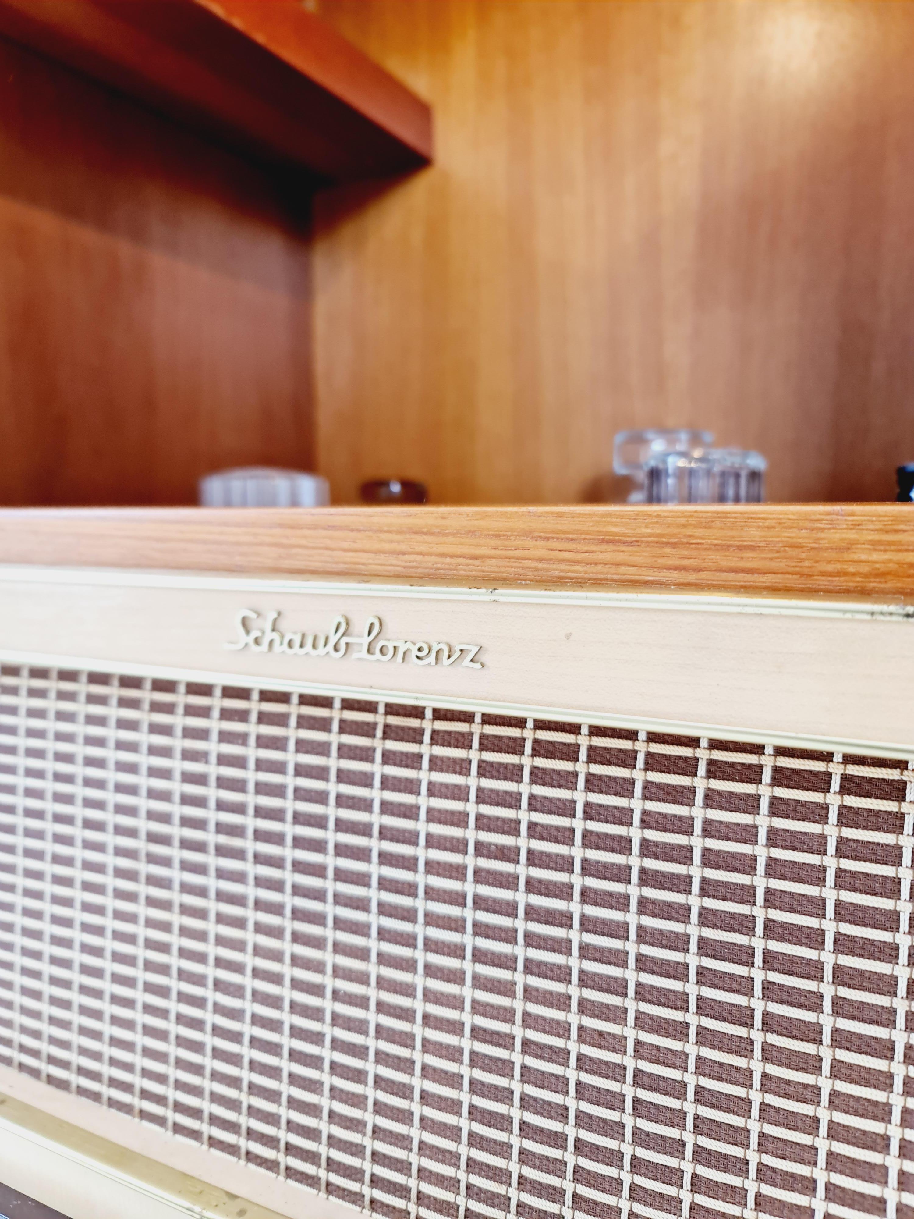 Raro mobile TV antico tedesco in teak di metà secolo  bar/ credenza, BY Schaub Lorenz in vendita 3