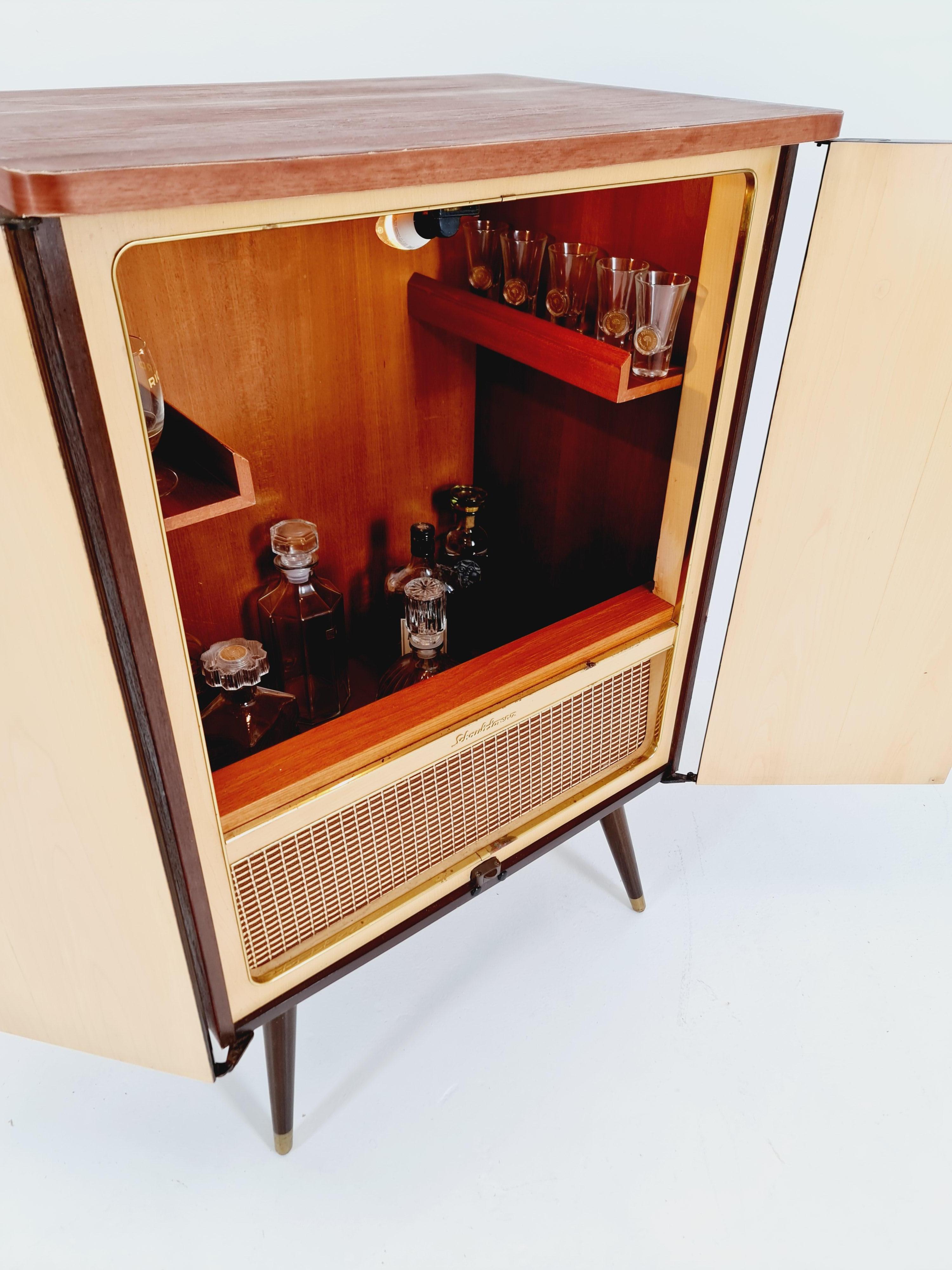 Raro mobile TV antico tedesco in teak di metà secolo  bar/ credenza, BY Schaub Lorenz in vendita 6