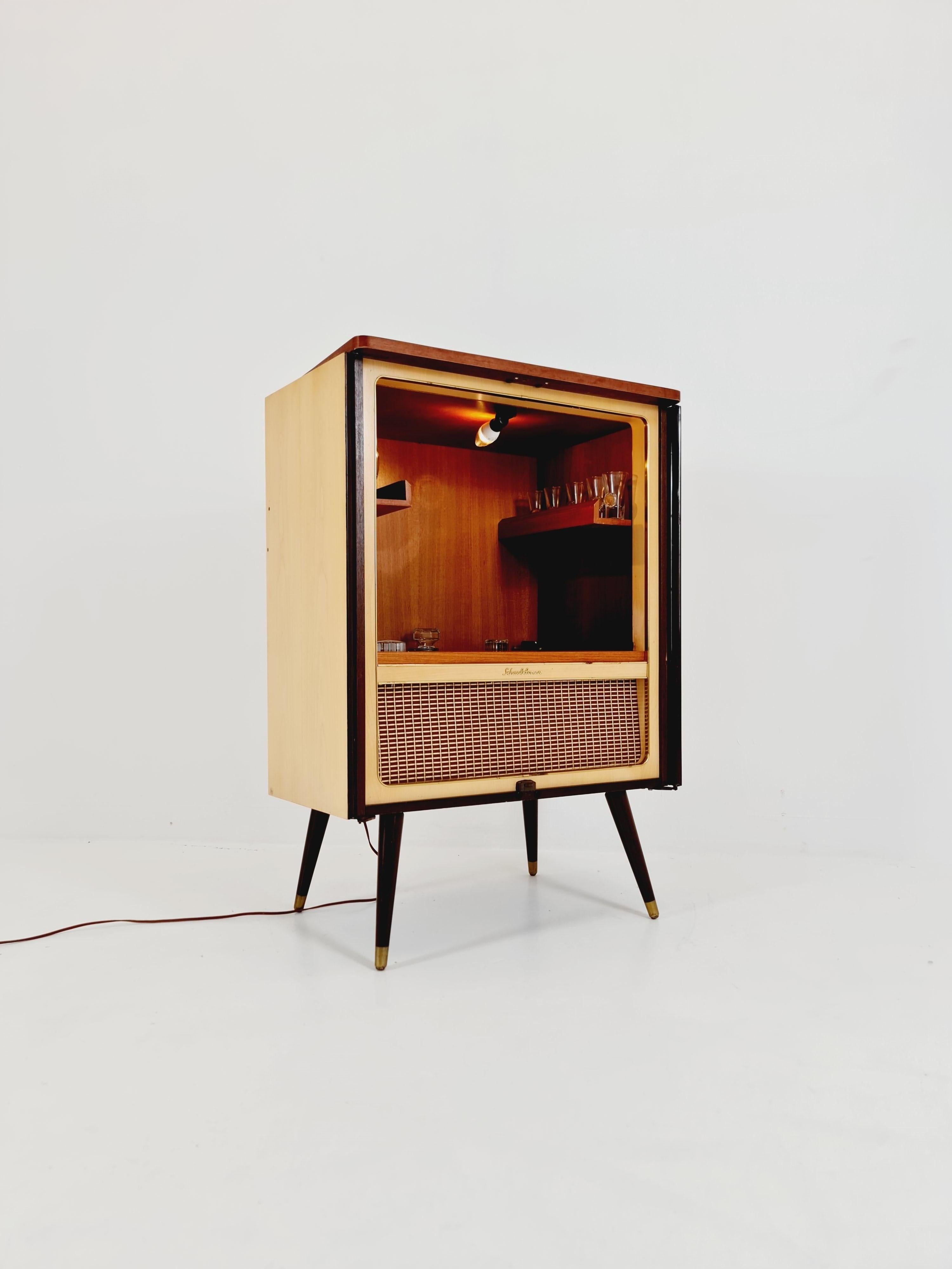 Raro mobile TV antico tedesco in teak di metà secolo  bar/ credenza, BY Schaub Lorenz in vendita 7