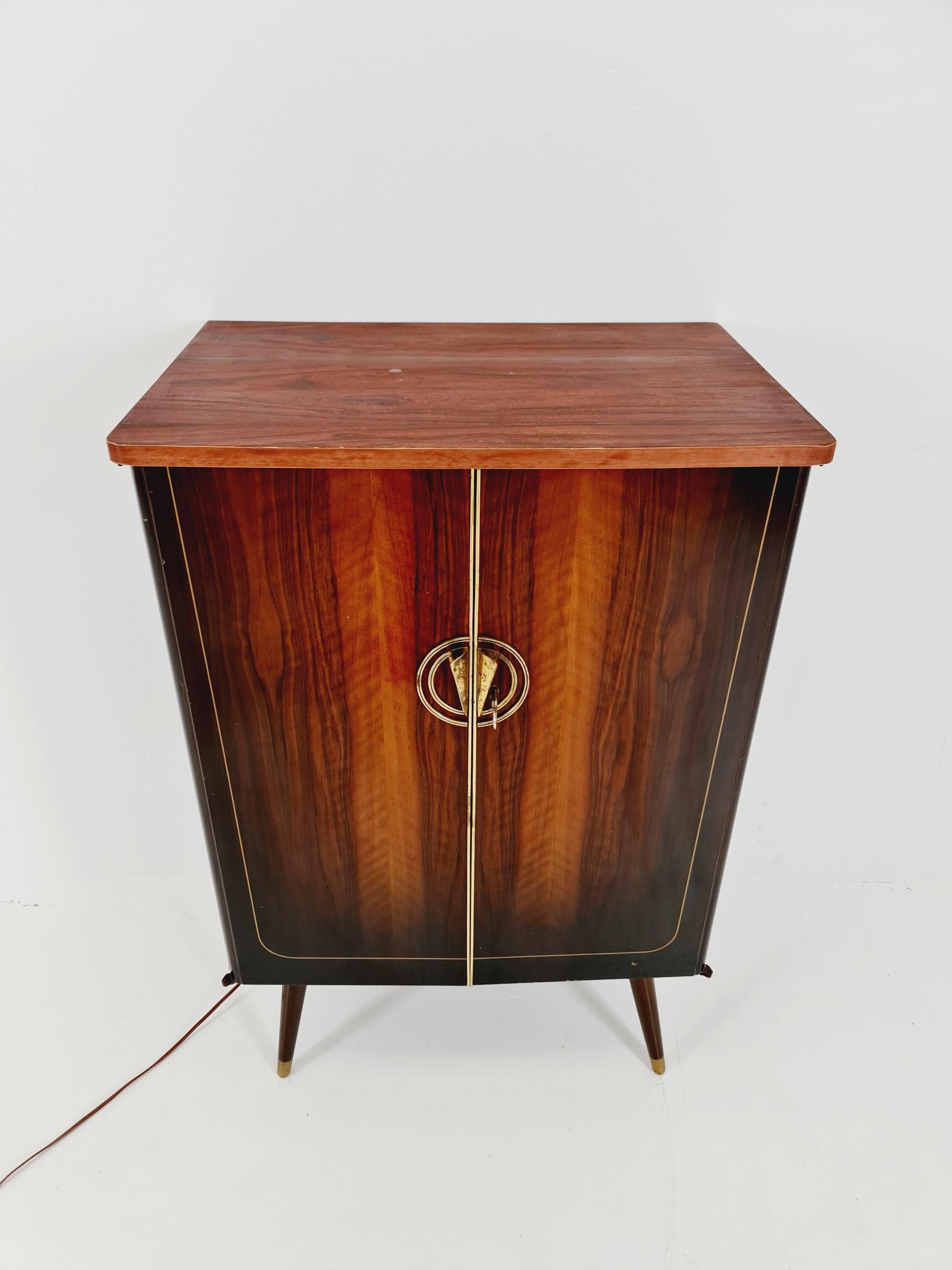 Raro mobile TV antico tedesco in teak di metà secolo  bar/ credenza, BY Schaub Lorenz 1950s

Interruttore della lampada . 

Design danese

Dimensioni:
H. H. 97 cm
W 64   cm
D 45 cm

È in buone condizioni d'epoca, tuttavia, come per tutti gli