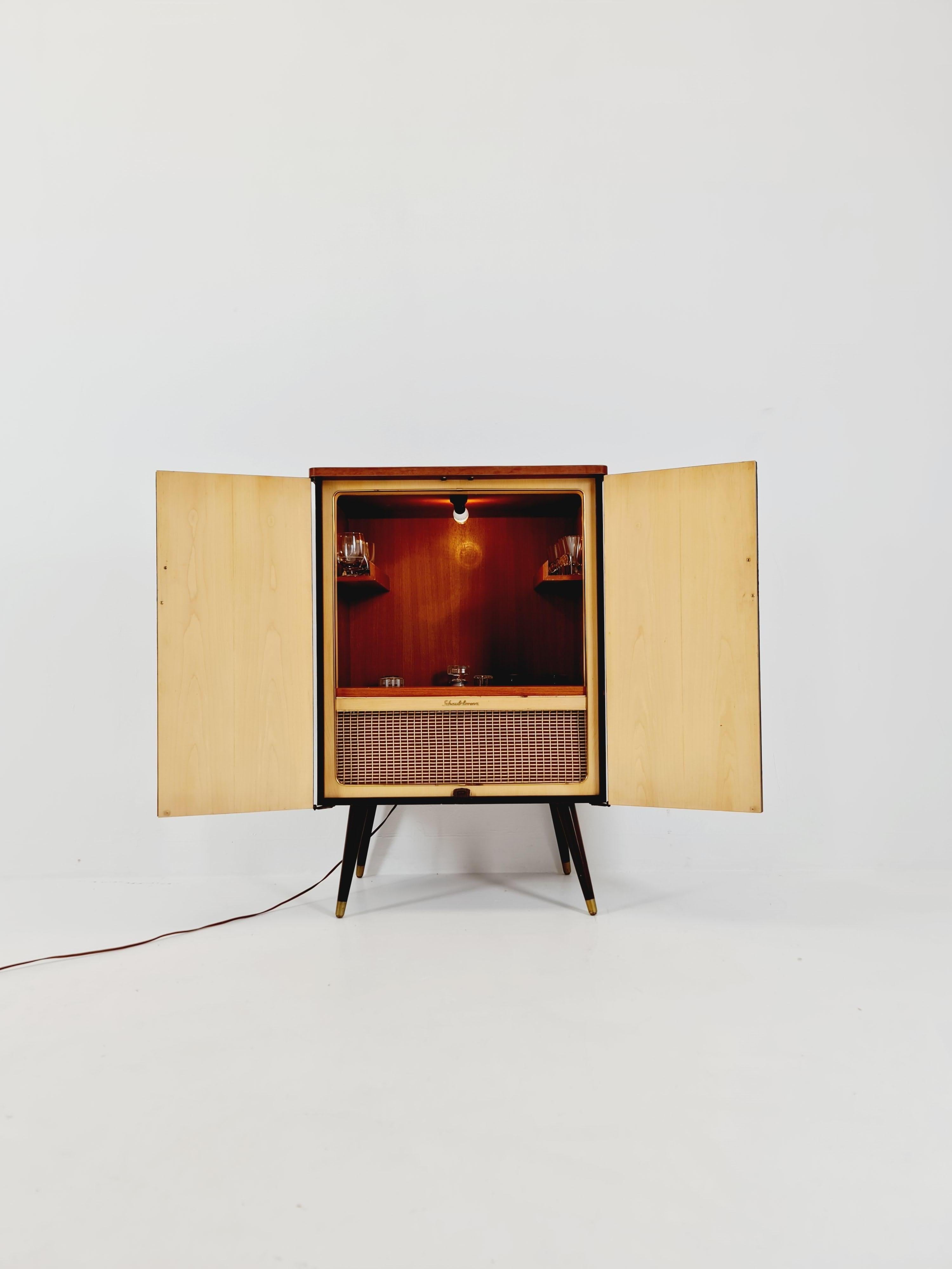 Mid-Century moderno Raro mobile TV antico tedesco in teak di metà secolo  bar/ credenza, BY Schaub Lorenz in vendita