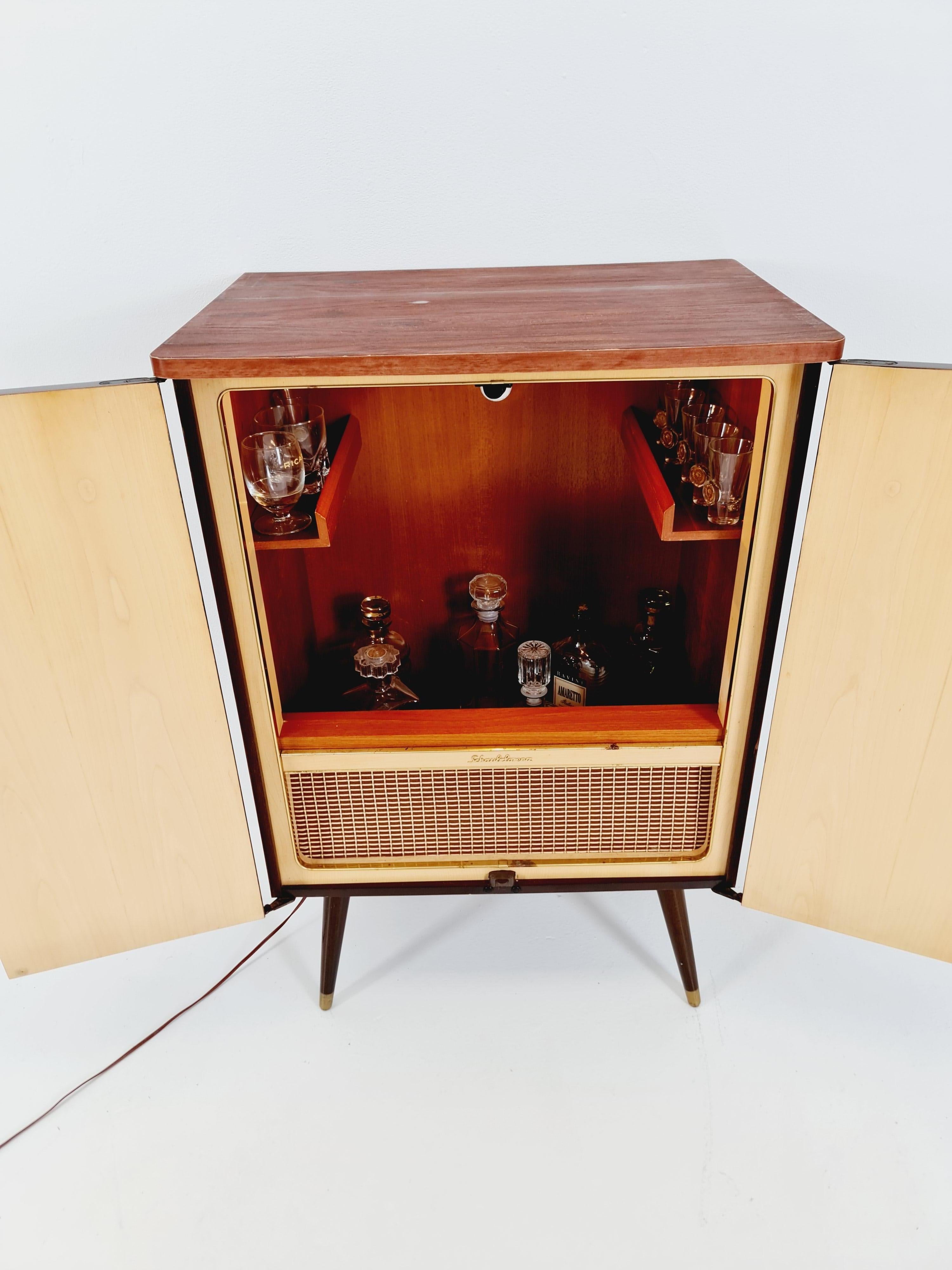 Tedesco Raro mobile TV antico tedesco in teak di metà secolo  bar/ credenza, BY Schaub Lorenz in vendita