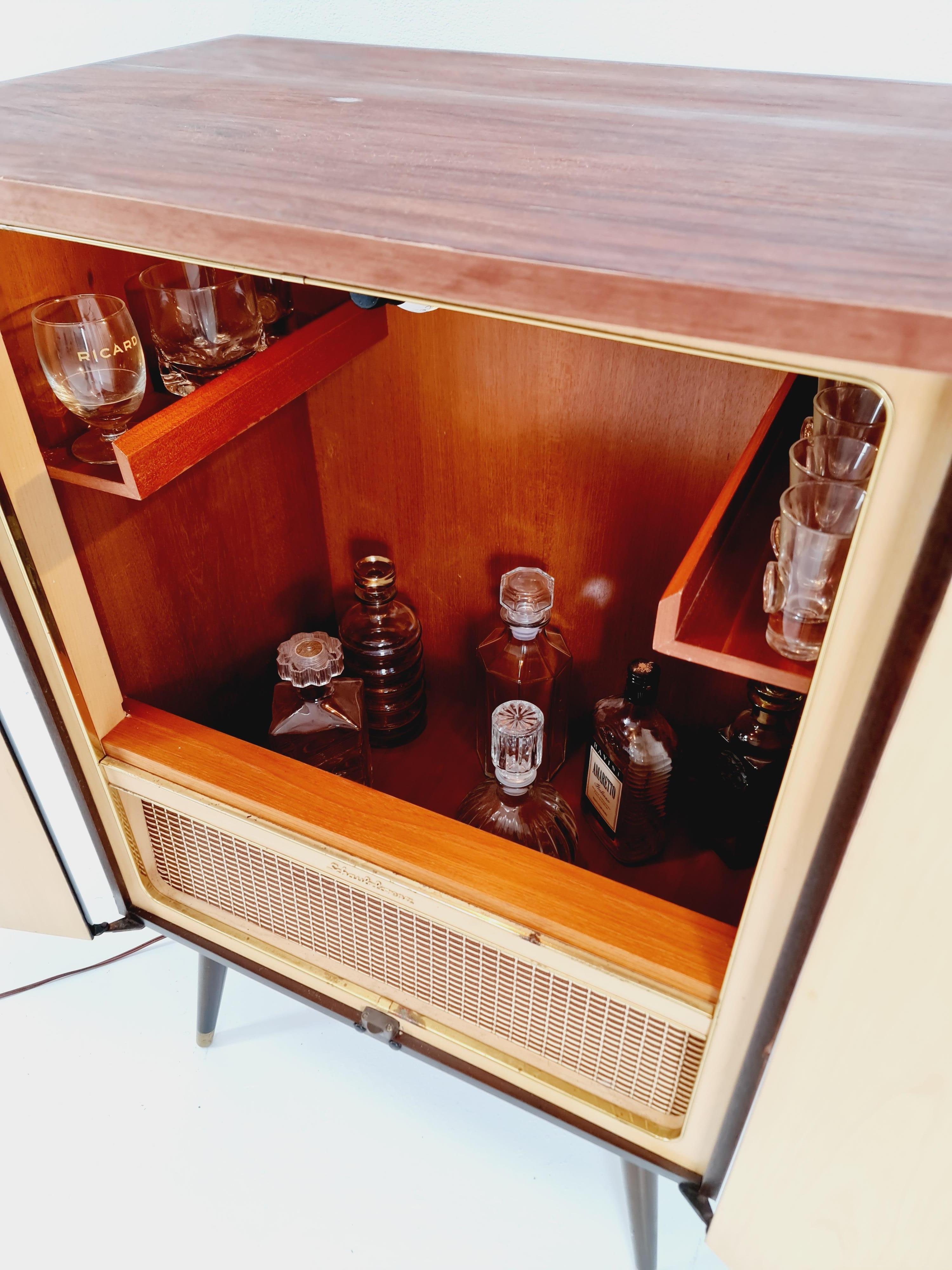 Raro mobile TV antico tedesco in teak di metà secolo  bar/ credenza, BY Schaub Lorenz In condizioni buone in vendita a Gaggenau, DE