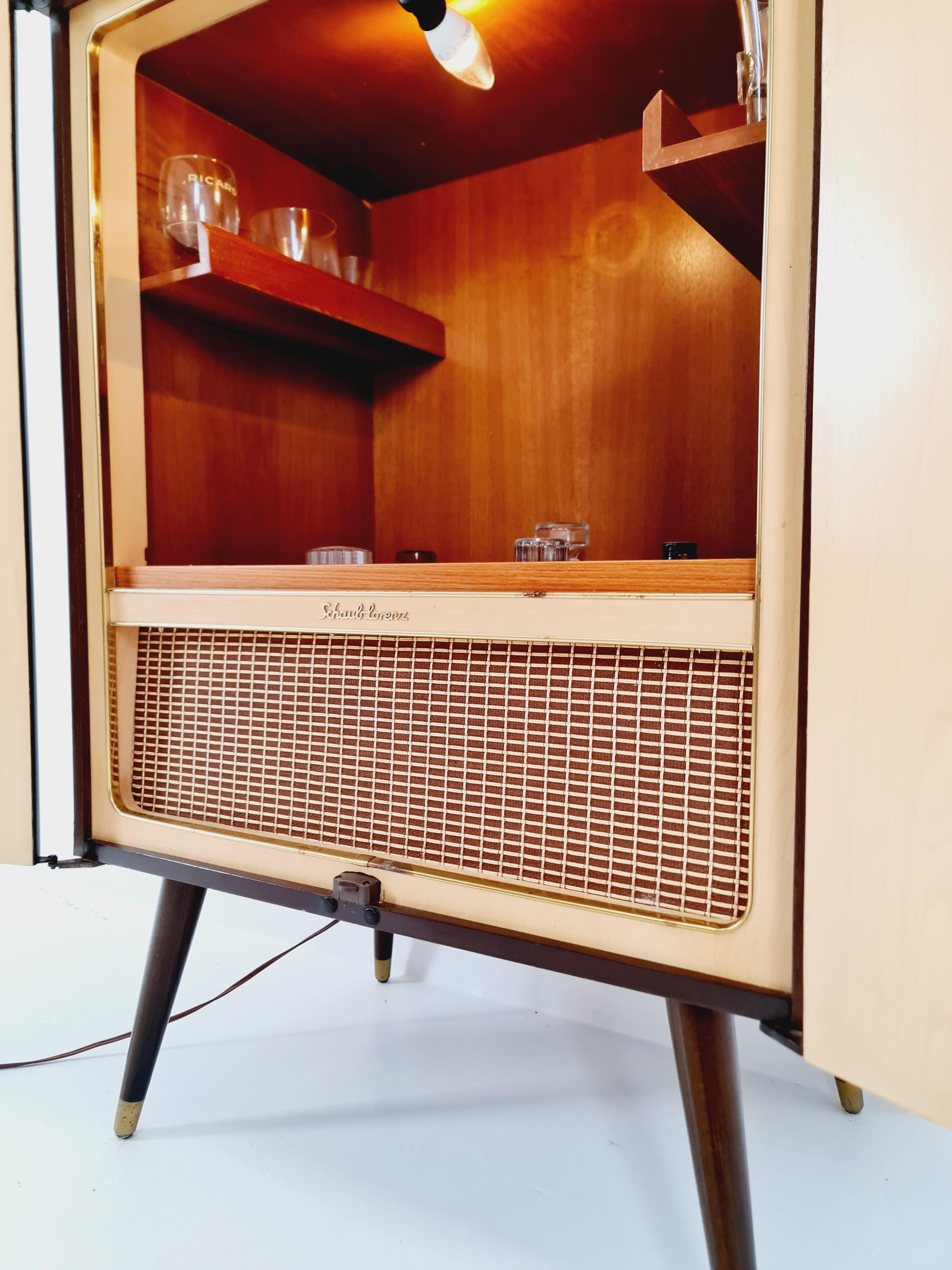 Raro mobile TV antico tedesco in teak di metà secolo  bar/ credenza, BY Schaub Lorenz in vendita 2
