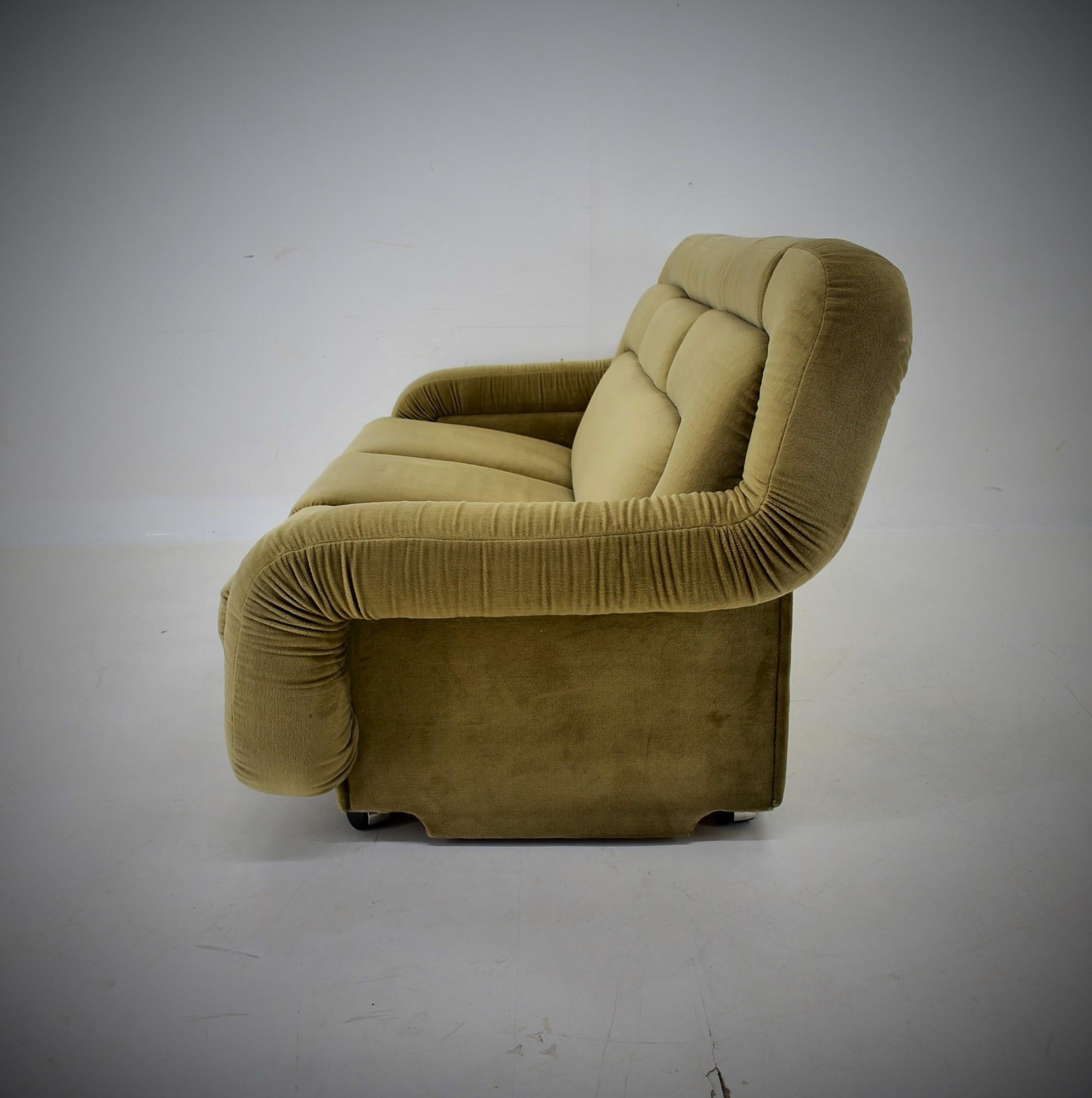 Rare Mid Century Three-Seat Sofa Italy , 1970s For Sale 4