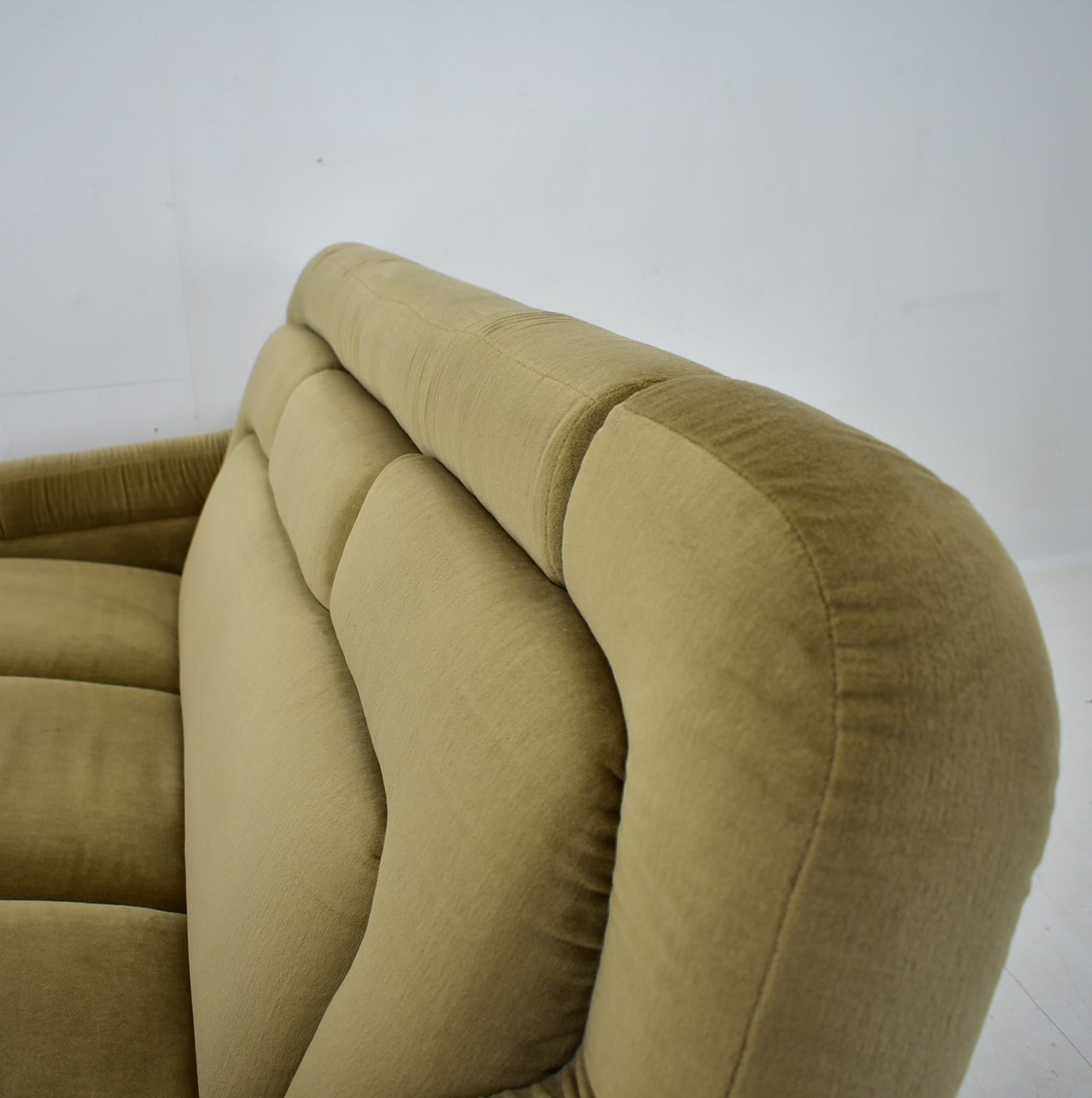 Rare Mid Century Three-Seat Sofa Italy , 1970s For Sale 5