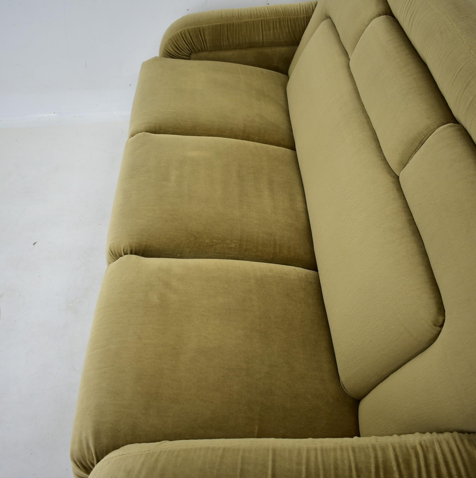 Rare Mid Century Three-Seat Sofa Italy , 1970s For Sale 6