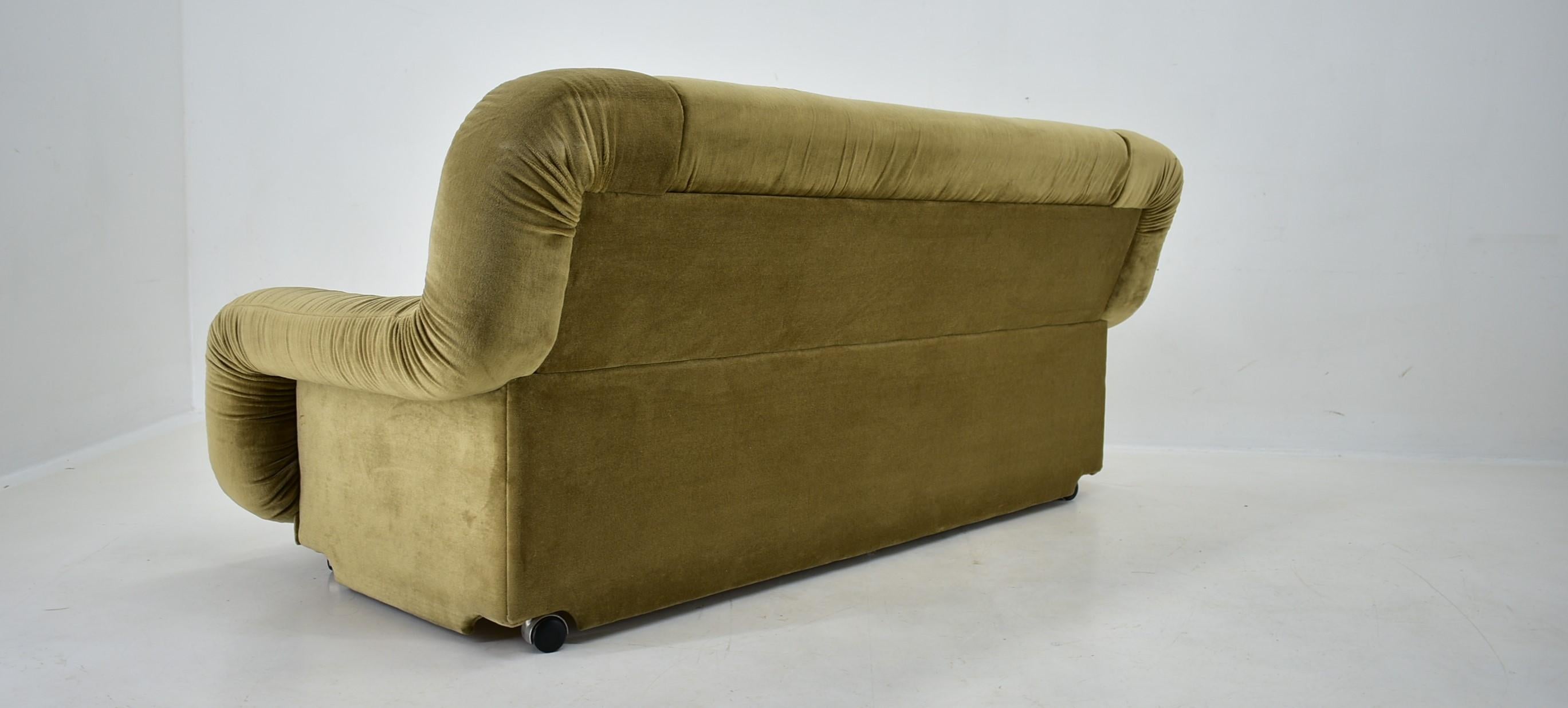 Rare Mid Century Three-Seat Sofa Italy , 1970s For Sale 7