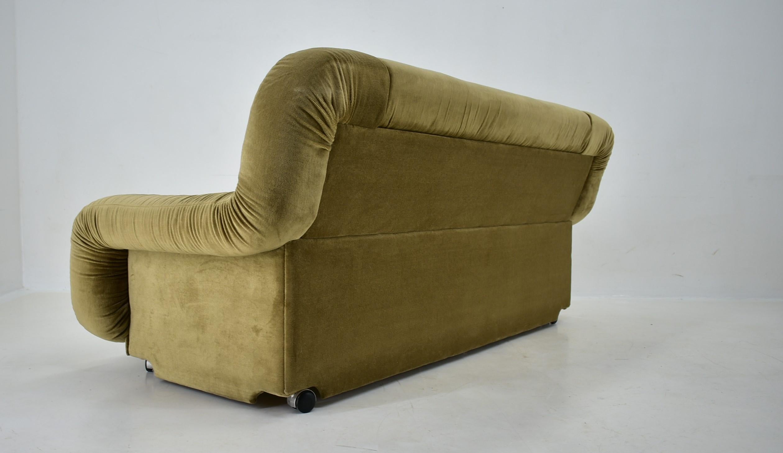 Rare Mid Century Three-Seat Sofa Italy , 1970s For Sale 8