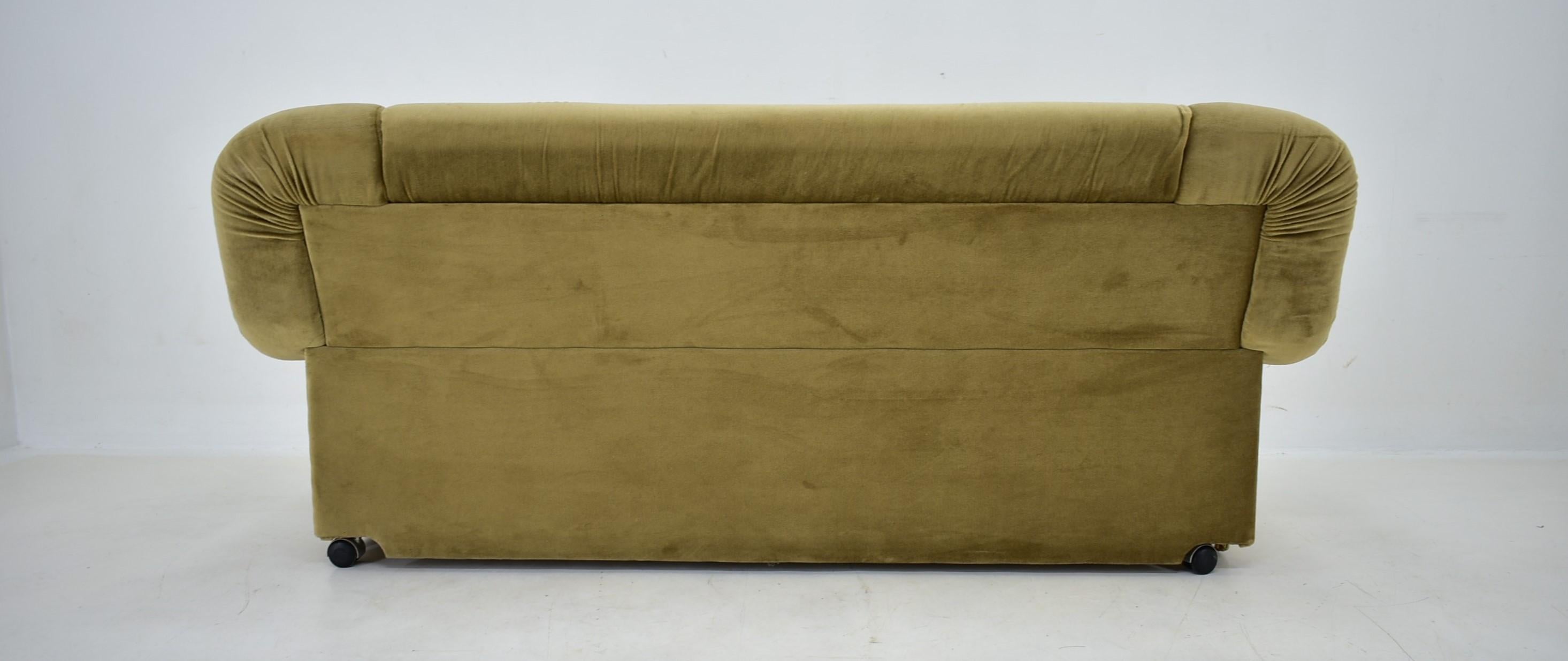 Rare Mid Century Three-Seat Sofa Italy , 1970s For Sale 10