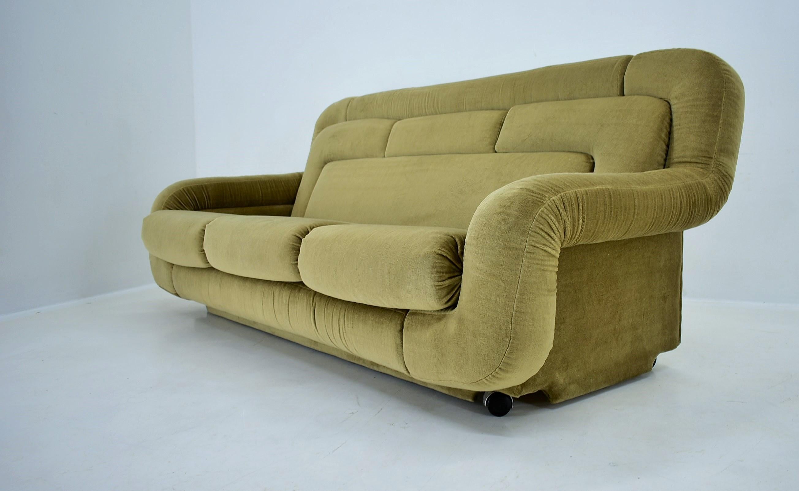 Rare Mid Century Three-Seat Sofa Italy , 1970s In Good Condition For Sale In Praha, CZ