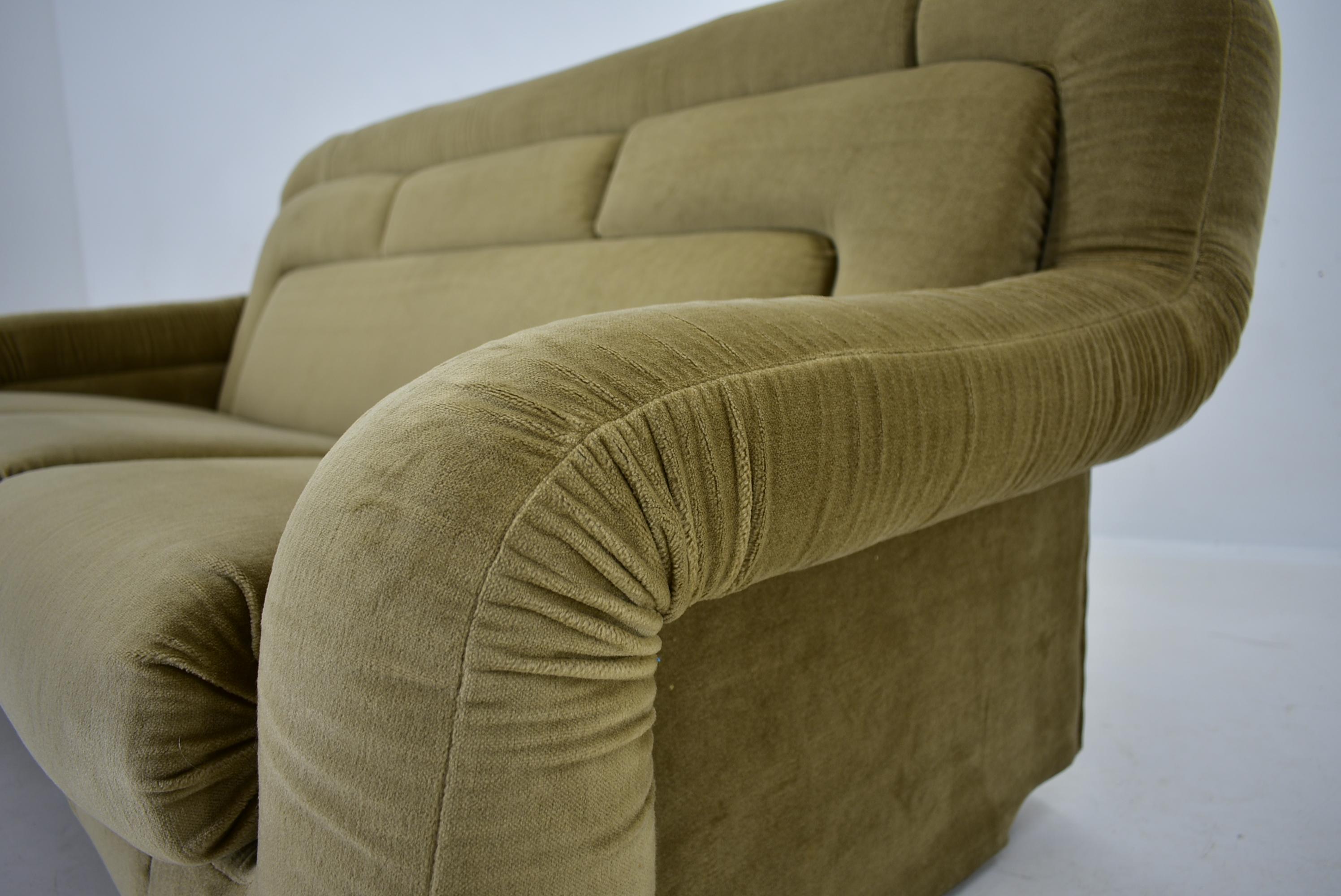 Seltenes dreisitziges Mid-Century-Sofa Italien , 1970er Jahre (Ende des 20. Jahrhunderts) im Angebot