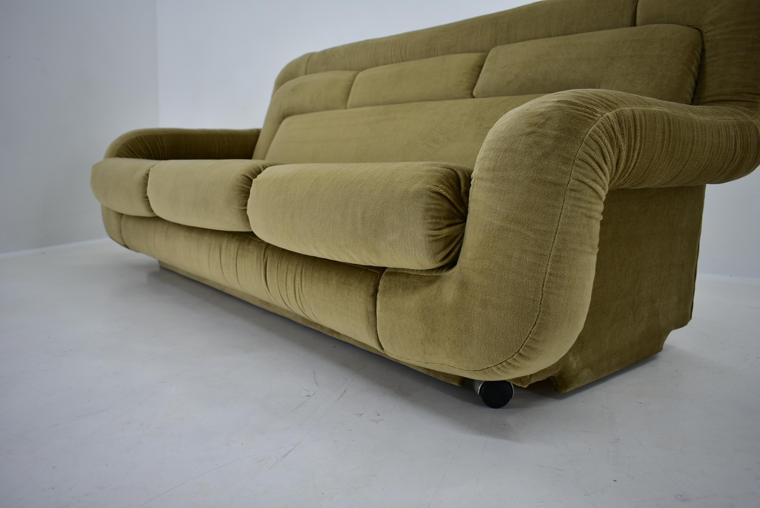 Seltenes dreisitziges Mid-Century-Sofa Italien , 1970er Jahre (Stoff) im Angebot
