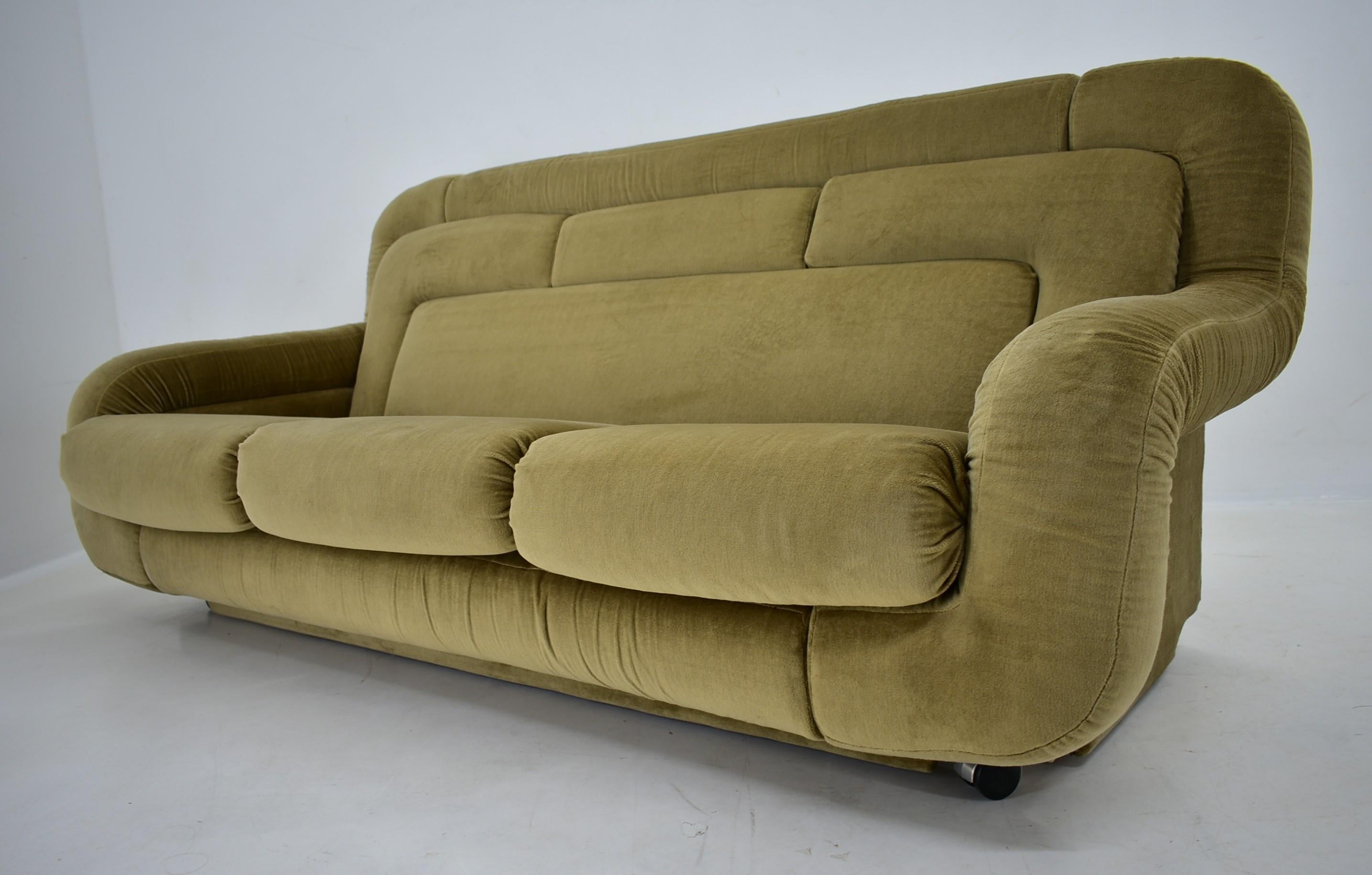 Rare Mid Century Three-Seat Sofa Italy , 1970s For Sale 2