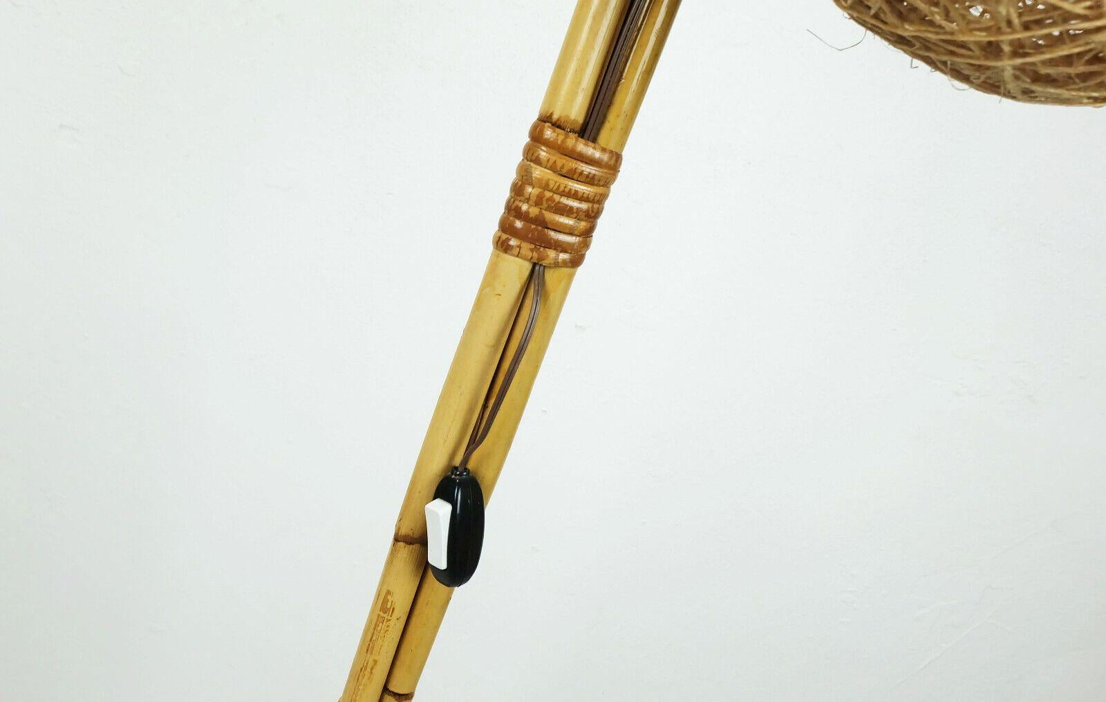seltene Mitte Jahrhundert Dreibein FLOOR LAMP Bambus Rattan 50s Hawaii Tiki Ära 3 Schirme (Moderne der Mitte des Jahrhunderts) im Angebot