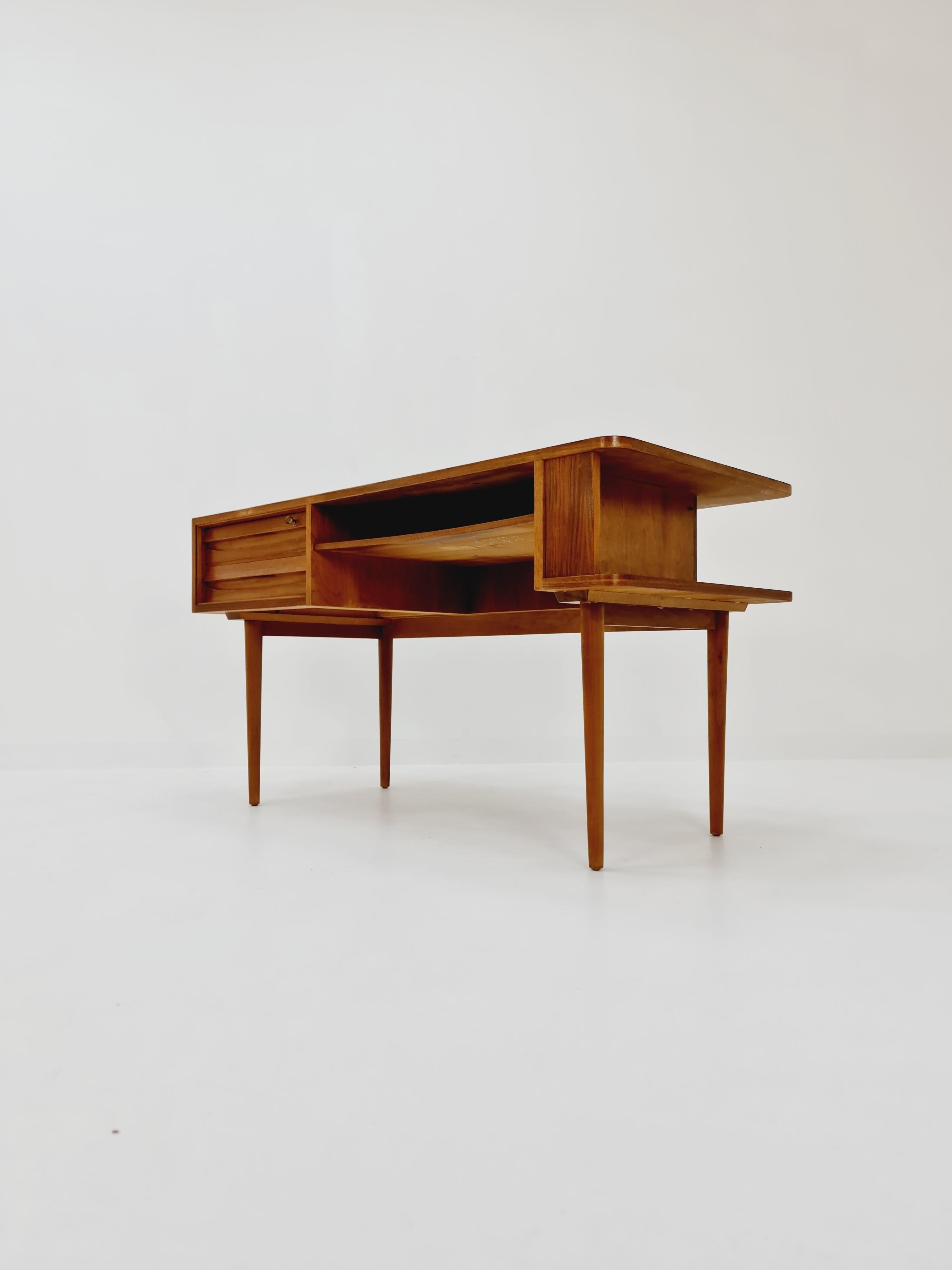 Seltener Mid-Century-Schreibtisch aus Nussbaum, 1950er Jahre 4