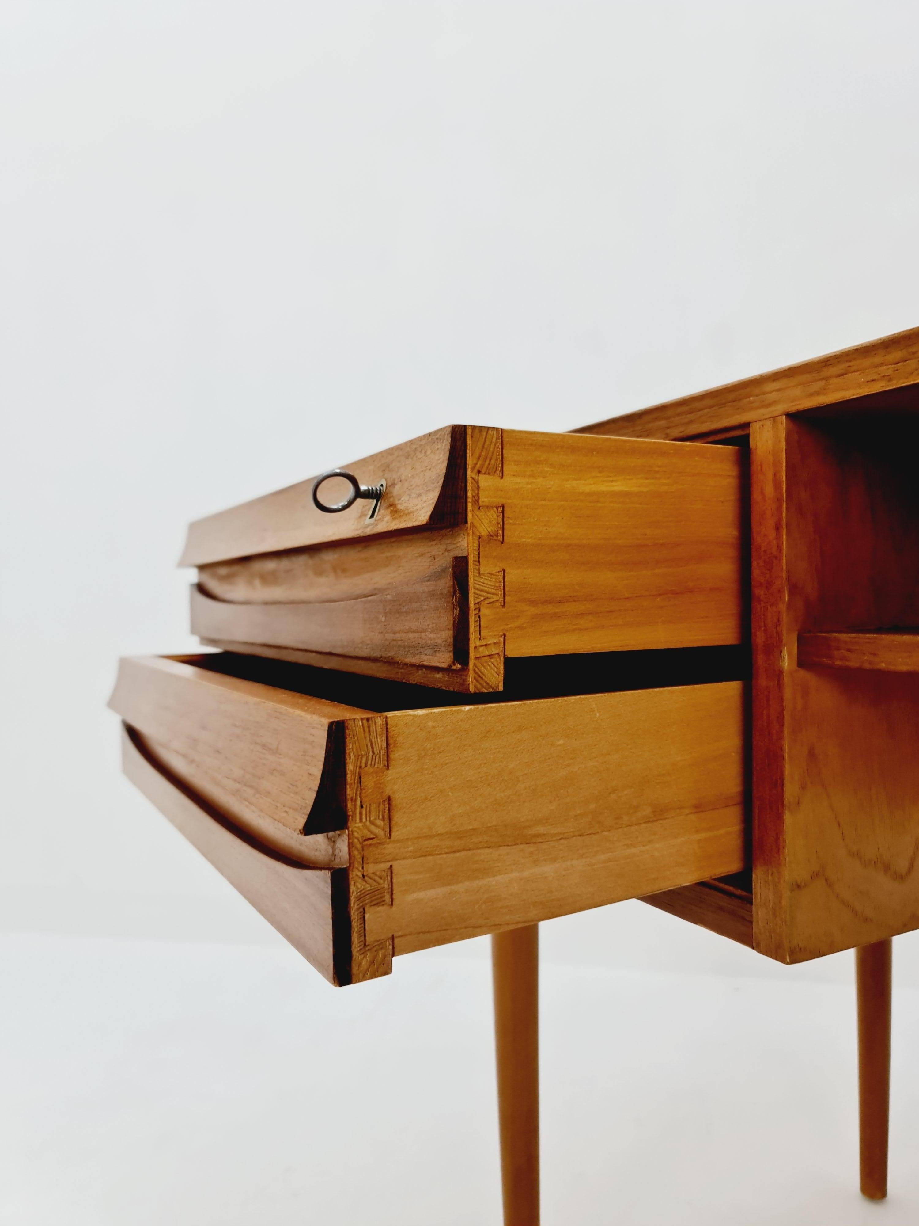 Seltener Mid-Century-Schreibtisch aus Nussbaum, 1950er Jahre 6