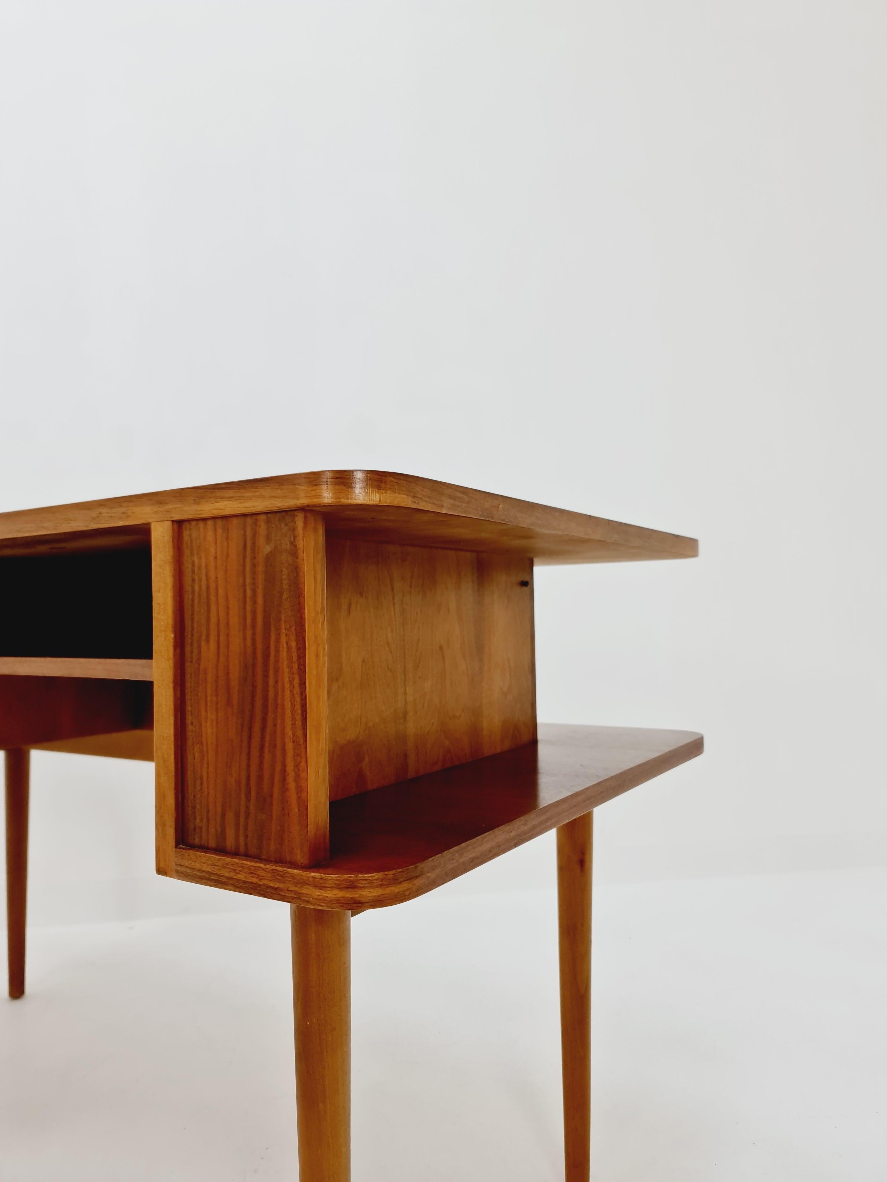 Seltener Mid-Century-Schreibtisch aus Nussbaum, 1950er Jahre 7