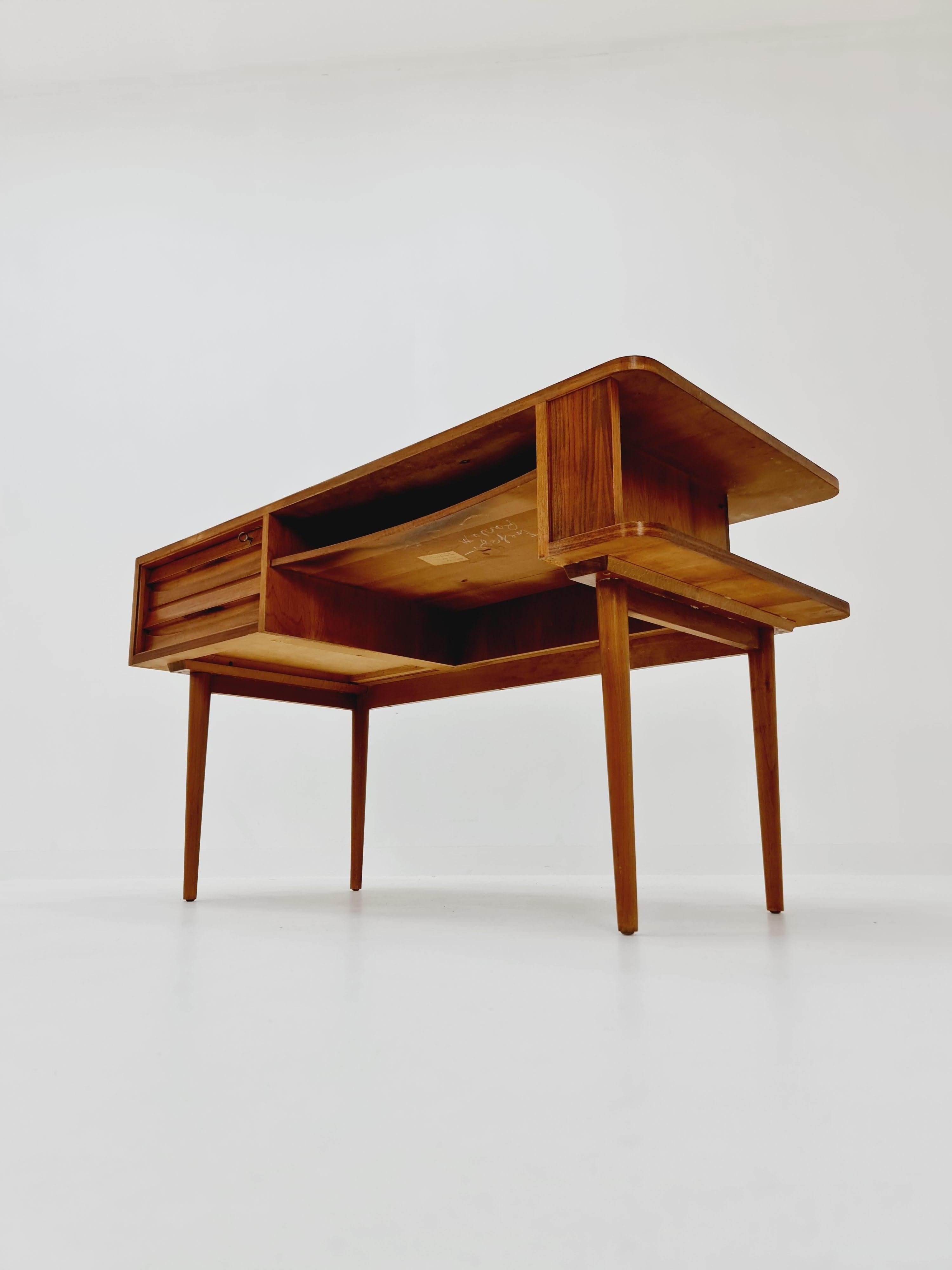 Seltener Mid-Century-Schreibtisch aus Nussbaum, 1950er Jahre 10